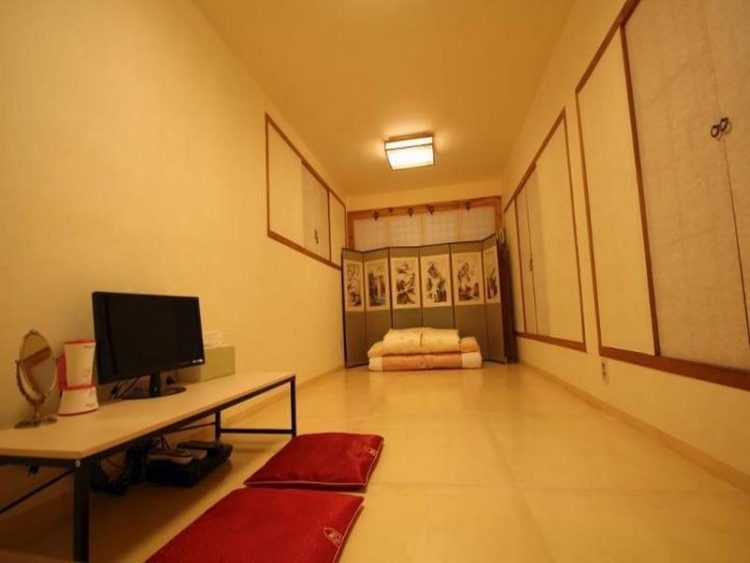 Suasana kamar, via agoda