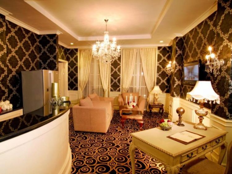 Suasana kamar via agoda, 1. Mari Mulai dari GH Universal, Hotel dengan Arsitektur TERKEREN di Seantero Bandung, 2. Hotel Padma, Hotel dengan View TERINDAH: Menghadap ke Arah Lembah, Cyin!, 3. Stevie G, Hotel dengan Konsep TERUNIK, Khususnya untuk Fans Liverpool, 4. Untuk Pengalaman Berenang yang Memuaskan, Menginaplah di Oasis Siliwangi Boutique Hotel yang Memiliki Kolam Renang TERBAIK Sekelas Waterpark, 5. Trans Luxury Hotel Bandung, Hotel Mewah dengan Fasilitas Hiburan TERLENGKAP, 6. Mencari Hotel dengan View Pedesaan? Menginaplah di Sapu Lidi, Hotel dengan View TER-UDIK se-Bandung Raya., 7. Untuk Liburan Berkesan yang Nggak Bikin Kantong Bolong, Menginap Saja di Cottonwood Bed & Breakfast, Hotel Berbintang TERMURAH dalam Daftar Ini., 8. Last But Not Least, Kalian Dapat Mencicipi Sepenggal Keharuman Sejarah Masa Lalu Bandung dengan Menginap di Savoy Homann, Hotel TERTUA dan Paling Bersejarah dalam Daftar Rekomendasi Ini.