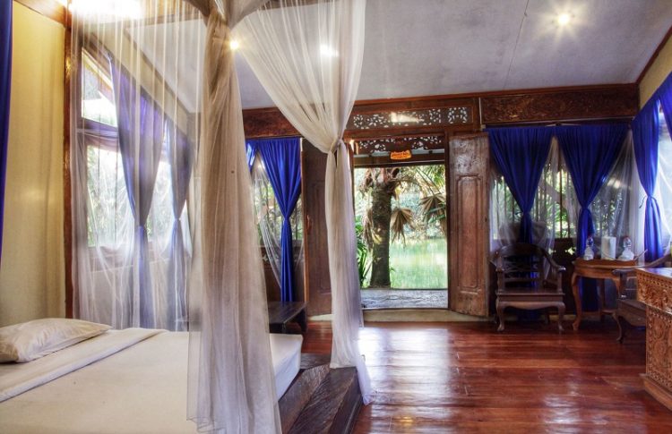 Suite Room Lake View (interior), via sapulidisawah, 1. Mari Mulai dari GH Universal, Hotel dengan Arsitektur TERKEREN di Seantero Bandung, 2. Hotel Padma, Hotel dengan View TERINDAH: Menghadap ke Arah Lembah, Cyin!, 3. Stevie G, Hotel dengan Konsep TERUNIK, Khususnya untuk Fans Liverpool, 4. Untuk Pengalaman Berenang yang Memuaskan, Menginaplah di Oasis Siliwangi Boutique Hotel yang Memiliki Kolam Renang TERBAIK Sekelas Waterpark, 5. Trans Luxury Hotel Bandung, Hotel Mewah dengan Fasilitas Hiburan TERLENGKAP, 6. Mencari Hotel dengan View Pedesaan? Menginaplah di Sapu Lidi, Hotel dengan View TER-UDIK se-Bandung Raya., 7. Untuk Liburan Berkesan yang Nggak Bikin Kantong Bolong, Menginap Saja di Cottonwood Bed & Breakfast, Hotel Berbintang TERMURAH dalam Daftar Ini., 8. Last But Not Least, Kalian Dapat Mencicipi Sepenggal Keharuman Sejarah Masa Lalu Bandung dengan Menginap di Savoy Homann, Hotel TERTUA dan Paling Bersejarah dalam Daftar Rekomendasi Ini.