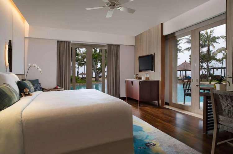 Suite dengan Kasur King dan Akses Kolam Renang - Kamar Tidur, 1. Mulia Resort Nusa Dua, Hotel Mewah dengan Dua Kapel Romantis di Tepi Pantai Nusa Dua, 2. Selebrity Hong Kong, Sharon Chan dan Pasangannya, Memilih Conrad Bali Sebagai Venue Wedding dan Bulan Madu Mereka , 3. Villa Bayuh Sabbha, Pernah Menjadi Saksi Janji Suci Antara Tamara Bleszynski dan Mike Lewis, 4. Mari Beralih ke Ayana Spa &amp; Resort Bali, Tempat Franda dan Samuel Zylgwyn Mengikat Janji, 5. Dan Tentu Saja Jangan Lupakan Alila Villas Soori, Tempatnya Raffi Ahmad dan Nagita Slavina Menggelar Private Party di Bali