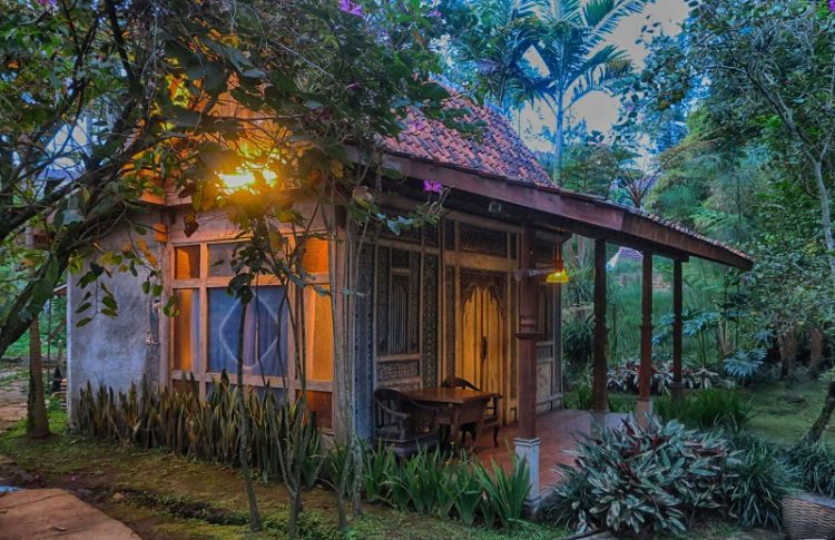 Suite room (eksterior), via sapulidisawah, 1. Mari Mulai dari GH Universal, Hotel dengan Arsitektur TERKEREN di Seantero Bandung, 2. Hotel Padma, Hotel dengan View TERINDAH: Menghadap ke Arah Lembah, Cyin!, 3. Stevie G, Hotel dengan Konsep TERUNIK, Khususnya untuk Fans Liverpool, 4. Untuk Pengalaman Berenang yang Memuaskan, Menginaplah di Oasis Siliwangi Boutique Hotel yang Memiliki Kolam Renang TERBAIK Sekelas Waterpark, 5. Trans Luxury Hotel Bandung, Hotel Mewah dengan Fasilitas Hiburan TERLENGKAP, 6. Mencari Hotel dengan View Pedesaan? Menginaplah di Sapu Lidi, Hotel dengan View TER-UDIK se-Bandung Raya., 7. Untuk Liburan Berkesan yang Nggak Bikin Kantong Bolong, Menginap Saja di Cottonwood Bed & Breakfast, Hotel Berbintang TERMURAH dalam Daftar Ini., 8. Last But Not Least, Kalian Dapat Mencicipi Sepenggal Keharuman Sejarah Masa Lalu Bandung dengan Menginap di Savoy Homann, Hotel TERTUA dan Paling Bersejarah dalam Daftar Rekomendasi Ini.