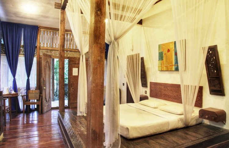 Suite room (interior), via sapulidisawah, 1. Mari Mulai dari GH Universal, Hotel dengan Arsitektur TERKEREN di Seantero Bandung, 2. Hotel Padma, Hotel dengan View TERINDAH: Menghadap ke Arah Lembah, Cyin!, 3. Stevie G, Hotel dengan Konsep TERUNIK, Khususnya untuk Fans Liverpool, 4. Untuk Pengalaman Berenang yang Memuaskan, Menginaplah di Oasis Siliwangi Boutique Hotel yang Memiliki Kolam Renang TERBAIK Sekelas Waterpark, 5. Trans Luxury Hotel Bandung, Hotel Mewah dengan Fasilitas Hiburan TERLENGKAP, 6. Mencari Hotel dengan View Pedesaan? Menginaplah di Sapu Lidi, Hotel dengan View TER-UDIK se-Bandung Raya., 7. Untuk Liburan Berkesan yang Nggak Bikin Kantong Bolong, Menginap Saja di Cottonwood Bed & Breakfast, Hotel Berbintang TERMURAH dalam Daftar Ini., 8. Last But Not Least, Kalian Dapat Mencicipi Sepenggal Keharuman Sejarah Masa Lalu Bandung dengan Menginap di Savoy Homann, Hotel TERTUA dan Paling Bersejarah dalam Daftar Rekomendasi Ini.