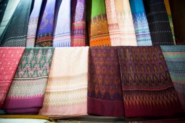 Sutra Thailand via Tribunnews, 1. Souvenir Gajah, 2. Kelapa dan Segala Kerajinannya, 3. Segala Sesuatu Bertema Tuk-tuk, 4. Produk Spa, 5. Saus dan Bumbu, 6. Sutra Thailand, 7. Aksesoris Lokal, 8. Celana Muay-Thai, 9. Pakaian Tradisional, 10. Pocket Kulit, 11. Tas Unik Thailand, 12. Porselen Benjarong, Pajangan Keramik Khas Thailand, 13. Payung Kertas, 14. Bantal Segitiga Khas Thailand, 15. Ornamen dan Ukiran dari Kayu, 16. Wadah Anyaman Bambu untuk Tempat Nasi, 17. Perlengkapan Meditasi, 18. Pernak-pernik Unik, 19. Aneka Dekorasi dan Hiasan dari Kulit, 20. Lampu dan Lentera, 21. Permen, 22. Selai Khas Thailand, 23. Manisan Buah, 24. Aneka Cokelat, 25. Keripik Durian, 26. MAMA Tom Yum, 27. Pad Thai Instan, 28. Bento Squid Seafood Snack, 29. Pajangan Dinding Payet Khas Thailand