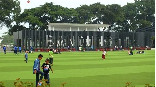 Taman Alun-Alun Bandung, 1. Mari Mulai dari Taman Khusus bagi Kalian yang Masih Single, yaitu Taman Jomblo, 2. Tak Seperti Namanya, Taman Lansia ini Tak Hanya Keren Bagi para Senior, Tapi Untuk Siapa Saja, 3. Suka Dengan Fotografi dan Segala Pernak-perniknya? Taman Fotografi Ini Jadi Taman yang Tepat untuk Kalian Semua!, 4. Bagi yang Ingin Menikmati Suasana Taman Sambil Ngeceng, Taman Musik Centrum inilah Tempatnya, 5. Suka Sepakbola? Kunjungi Taman Persib yang Ada di Jalan Supratman, Bandung, 6. Mencari Romantisme Sambil Nonton Film? Jelas Bisa, Karena di Bandung Kini Ada Taman Film, 7. Taman Identik Dengan Bunga, dan Taman Pustaka Bunga Ini Salah Satu yang Paling Keren di Bandung, 8. Merasa Jago Main Skateboard, Atau Sekedar Ingin Belajar dari Ahlinya? Mainlah ke Taman Skateboard, 9. Mungkin Inilah Taman Paling Aman di Bandung, karena Banyak Superhero Nongkrong di Taman Superhero, 10. Taman Balaikota Memang Nggak Pernah Mati Gaya, Apalagi Karena Sekarang Disana Ada Gembok Cinta, 11. Beberapa Bangunan Kuno di Kota Bandung Bisa Kalian Nikmati di Sekitar Taman Vanda, 12. Nggak Hanya Manusia yang Doyan Hangout, Tapi Hewan Juga. Karena Itulah di Bandung Ada Pet Park, 13. Bikin badanmu berotot sambil hangout di Taman Fitness, 14. Lapangan Rumput Sintetis Bukan Hanya Monopoli Lapangan Sepakbola, karena Taman Alun-Alun Bandung Juga Punya. Bahkan Lebih Luas dan Lebih Keren!, 15. Kiara Artha Park, 16. Taman Lalu Lintas Ade Irma Suryani Nasution, 17. Teras Cikapundung, 18. Peta Park, 19. Taman Sejarah Bandung, 20. Taman Cibeunying, 21. Alun-Alun Cicendo, 22. Alun-alun Ujung Berung, 23. Tegallega Lampion Park, 24. Taman Labirin, 25. Taman Gesit, 26. Taman Veteran, 27. Taman Badak, 28. Taman Dewi Sartika, 29. Taman Asia Afrika Bandung