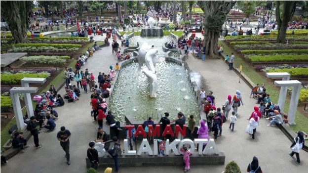 Taman Balai Kota, 1. Mari Mulai dari Taman Khusus bagi Kalian yang Masih Single, yaitu Taman Jomblo, 2. Tak Seperti Namanya, Taman Lansia ini Tak Hanya Keren Bagi para Senior, Tapi Untuk Siapa Saja, 3. Suka Dengan Fotografi dan Segala Pernak-perniknya? Taman Fotografi Ini Jadi Taman yang Tepat untuk Kalian Semua!, 4. Bagi yang Ingin Menikmati Suasana Taman Sambil Ngeceng, Taman Musik Centrum inilah Tempatnya, 5. Suka Sepakbola? Kunjungi Taman Persib yang Ada di Jalan Supratman, Bandung, 6. Mencari Romantisme Sambil Nonton Film? Jelas Bisa, Karena di Bandung Kini Ada Taman Film, 7. Taman Identik Dengan Bunga, dan Taman Pustaka Bunga Ini Salah Satu yang Paling Keren di Bandung, 8. Merasa Jago Main Skateboard, Atau Sekedar Ingin Belajar dari Ahlinya? Mainlah ke Taman Skateboard, 9. Mungkin Inilah Taman Paling Aman di Bandung, karena Banyak Superhero Nongkrong di Taman Superhero, 10. Taman Balaikota Memang Nggak Pernah Mati Gaya, Apalagi Karena Sekarang Disana Ada Gembok Cinta, 11. Beberapa Bangunan Kuno di Kota Bandung Bisa Kalian Nikmati di Sekitar Taman Vanda, 12. Nggak Hanya Manusia yang Doyan Hangout, Tapi Hewan Juga. Karena Itulah di Bandung Ada Pet Park, 13. Bikin badanmu berotot sambil hangout di Taman Fitness, 14. Lapangan Rumput Sintetis Bukan Hanya Monopoli Lapangan Sepakbola, karena Taman Alun-Alun Bandung Juga Punya. Bahkan Lebih Luas dan Lebih Keren!, 15. Kiara Artha Park, 16. Taman Lalu Lintas Ade Irma Suryani Nasution, 17. Teras Cikapundung, 18. Peta Park, 19. Taman Sejarah Bandung, 20. Taman Cibeunying, 21. Alun-Alun Cicendo, 22. Alun-alun Ujung Berung, 23. Tegallega Lampion Park, 24. Taman Labirin, 25. Taman Gesit, 26. Taman Veteran, 27. Taman Badak, 28. Taman Dewi Sartika, 29. Taman Asia Afrika Bandung