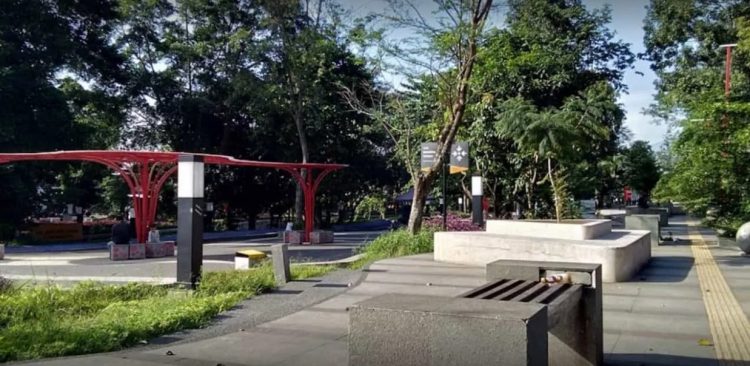 Taman Cibeunying, 1. Mari Mulai dari Taman Khusus bagi Kalian yang Masih Single, yaitu Taman Jomblo, 2. Tak Seperti Namanya, Taman Lansia ini Tak Hanya Keren Bagi para Senior, Tapi Untuk Siapa Saja, 3. Suka Dengan Fotografi dan Segala Pernak-perniknya? Taman Fotografi Ini Jadi Taman yang Tepat untuk Kalian Semua!, 4. Bagi yang Ingin Menikmati Suasana Taman Sambil Ngeceng, Taman Musik Centrum inilah Tempatnya, 5. Suka Sepakbola? Kunjungi Taman Persib yang Ada di Jalan Supratman, Bandung, 6. Mencari Romantisme Sambil Nonton Film? Jelas Bisa, Karena di Bandung Kini Ada Taman Film, 7. Taman Identik Dengan Bunga, dan Taman Pustaka Bunga Ini Salah Satu yang Paling Keren di Bandung, 8. Merasa Jago Main Skateboard, Atau Sekedar Ingin Belajar dari Ahlinya? Mainlah ke Taman Skateboard, 9. Mungkin Inilah Taman Paling Aman di Bandung, karena Banyak Superhero Nongkrong di Taman Superhero, 10. Taman Balaikota Memang Nggak Pernah Mati Gaya, Apalagi Karena Sekarang Disana Ada Gembok Cinta, 11. Beberapa Bangunan Kuno di Kota Bandung Bisa Kalian Nikmati di Sekitar Taman Vanda, 12. Nggak Hanya Manusia yang Doyan Hangout, Tapi Hewan Juga. Karena Itulah di Bandung Ada Pet Park, 13. Bikin badanmu berotot sambil hangout di Taman Fitness, 14. Lapangan Rumput Sintetis Bukan Hanya Monopoli Lapangan Sepakbola, karena Taman Alun-Alun Bandung Juga Punya. Bahkan Lebih Luas dan Lebih Keren!, 15. Kiara Artha Park, 16. Taman Lalu Lintas Ade Irma Suryani Nasution, 17. Teras Cikapundung, 18. Peta Park, 19. Taman Sejarah Bandung, 20. Taman Cibeunying, 21. Alun-Alun Cicendo, 22. Alun-alun Ujung Berung, 23. Tegallega Lampion Park, 24. Taman Labirin, 25. Taman Gesit, 26. Taman Veteran, 27. Taman Badak, 28. Taman Dewi Sartika, 29. Taman Asia Afrika Bandung