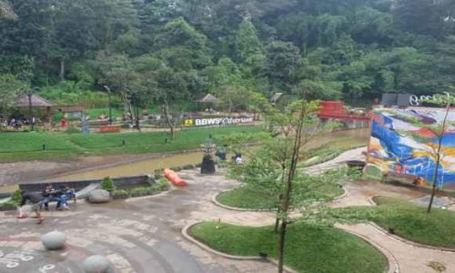 Taman Dewi Sartika, 1. Mari Mulai dari Taman Khusus bagi Kalian yang Masih Single, yaitu Taman Jomblo, 2. Tak Seperti Namanya, Taman Lansia ini Tak Hanya Keren Bagi para Senior, Tapi Untuk Siapa Saja, 3. Suka Dengan Fotografi dan Segala Pernak-perniknya? Taman Fotografi Ini Jadi Taman yang Tepat untuk Kalian Semua!, 4. Bagi yang Ingin Menikmati Suasana Taman Sambil Ngeceng, Taman Musik Centrum inilah Tempatnya, 5. Suka Sepakbola? Kunjungi Taman Persib yang Ada di Jalan Supratman, Bandung, 6. Mencari Romantisme Sambil Nonton Film? Jelas Bisa, Karena di Bandung Kini Ada Taman Film, 7. Taman Identik Dengan Bunga, dan Taman Pustaka Bunga Ini Salah Satu yang Paling Keren di Bandung, 8. Merasa Jago Main Skateboard, Atau Sekedar Ingin Belajar dari Ahlinya? Mainlah ke Taman Skateboard, 9. Mungkin Inilah Taman Paling Aman di Bandung, karena Banyak Superhero Nongkrong di Taman Superhero, 10. Taman Balaikota Memang Nggak Pernah Mati Gaya, Apalagi Karena Sekarang Disana Ada Gembok Cinta, 11. Beberapa Bangunan Kuno di Kota Bandung Bisa Kalian Nikmati di Sekitar Taman Vanda, 12. Nggak Hanya Manusia yang Doyan Hangout, Tapi Hewan Juga. Karena Itulah di Bandung Ada Pet Park, 13. Bikin badanmu berotot sambil hangout di Taman Fitness, 14. Lapangan Rumput Sintetis Bukan Hanya Monopoli Lapangan Sepakbola, karena Taman Alun-Alun Bandung Juga Punya. Bahkan Lebih Luas dan Lebih Keren!, 15. Kiara Artha Park, 16. Taman Lalu Lintas Ade Irma Suryani Nasution, 17. Teras Cikapundung, 18. Peta Park, 19. Taman Sejarah Bandung, 20. Taman Cibeunying, 21. Alun-Alun Cicendo, 22. Alun-alun Ujung Berung, 23. Tegallega Lampion Park, 24. Taman Labirin, 25. Taman Gesit, 26. Taman Veteran, 27. Taman Badak, 28. Taman Dewi Sartika, 29. Taman Asia Afrika Bandung
