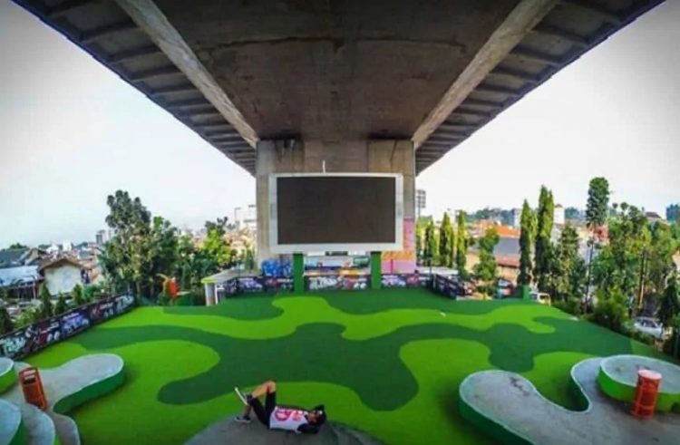 Taman Film, 1. Mari Mulai dari Taman Khusus bagi Kalian yang Masih Single, yaitu Taman Jomblo, 2. Tak Seperti Namanya, Taman Lansia ini Tak Hanya Keren Bagi para Senior, Tapi Untuk Siapa Saja, 3. Suka Dengan Fotografi dan Segala Pernak-perniknya? Taman Fotografi Ini Jadi Taman yang Tepat untuk Kalian Semua!, 4. Bagi yang Ingin Menikmati Suasana Taman Sambil Ngeceng, Taman Musik Centrum inilah Tempatnya, 5. Suka Sepakbola? Kunjungi Taman Persib yang Ada di Jalan Supratman, Bandung, 6. Mencari Romantisme Sambil Nonton Film? Jelas Bisa, Karena di Bandung Kini Ada Taman Film, 7. Taman Identik Dengan Bunga, dan Taman Pustaka Bunga Ini Salah Satu yang Paling Keren di Bandung, 8. Merasa Jago Main Skateboard, Atau Sekedar Ingin Belajar dari Ahlinya? Mainlah ke Taman Skateboard, 9. Mungkin Inilah Taman Paling Aman di Bandung, karena Banyak Superhero Nongkrong di Taman Superhero, 10. Taman Balaikota Memang Nggak Pernah Mati Gaya, Apalagi Karena Sekarang Disana Ada Gembok Cinta, 11. Beberapa Bangunan Kuno di Kota Bandung Bisa Kalian Nikmati di Sekitar Taman Vanda, 12. Nggak Hanya Manusia yang Doyan Hangout, Tapi Hewan Juga. Karena Itulah di Bandung Ada Pet Park, 13. Bikin badanmu berotot sambil hangout di Taman Fitness, 14. Lapangan Rumput Sintetis Bukan Hanya Monopoli Lapangan Sepakbola, karena Taman Alun-Alun Bandung Juga Punya. Bahkan Lebih Luas dan Lebih Keren!, 15. Kiara Artha Park, 16. Taman Lalu Lintas Ade Irma Suryani Nasution, 17. Teras Cikapundung, 18. Peta Park, 19. Taman Sejarah Bandung, 20. Taman Cibeunying, 21. Alun-Alun Cicendo, 22. Alun-alun Ujung Berung, 23. Tegallega Lampion Park, 24. Taman Labirin, 25. Taman Gesit, 26. Taman Veteran, 27. Taman Badak, 28. Taman Dewi Sartika, 29. Taman Asia Afrika Bandung