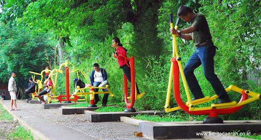 Taman Fitness via Jabarprov, 1. Mari Mulai dari Taman Khusus bagi Kalian yang Masih Single, yaitu Taman Jomblo, 2. Tak Seperti Namanya, Taman Lansia ini Tak Hanya Keren Bagi para Senior, Tapi Untuk Siapa Saja, 3. Suka Dengan Fotografi dan Segala Pernak-perniknya? Taman Fotografi Ini Jadi Taman yang Tepat untuk Kalian Semua!, 4. Bagi yang Ingin Menikmati Suasana Taman Sambil Ngeceng, Taman Musik Centrum inilah Tempatnya, 5. Suka Sepakbola? Kunjungi Taman Persib yang Ada di Jalan Supratman, Bandung, 6. Mencari Romantisme Sambil Nonton Film? Jelas Bisa, Karena di Bandung Kini Ada Taman Film, 7. Taman Identik Dengan Bunga, dan Taman Pustaka Bunga Ini Salah Satu yang Paling Keren di Bandung, 8. Merasa Jago Main Skateboard, Atau Sekedar Ingin Belajar dari Ahlinya? Mainlah ke Taman Skateboard, 9. Mungkin Inilah Taman Paling Aman di Bandung, karena Banyak Superhero Nongkrong di Taman Superhero, 10. Taman Balaikota Memang Nggak Pernah Mati Gaya, Apalagi Karena Sekarang Disana Ada Gembok Cinta, 11. Beberapa Bangunan Kuno di Kota Bandung Bisa Kalian Nikmati di Sekitar Taman Vanda, 12. Nggak Hanya Manusia yang Doyan Hangout, Tapi Hewan Juga. Karena Itulah di Bandung Ada Pet Park, 13. Bikin badanmu berotot sambil hangout di Taman Fitness, 14. Lapangan Rumput Sintetis Bukan Hanya Monopoli Lapangan Sepakbola, karena Taman Alun-Alun Bandung Juga Punya. Bahkan Lebih Luas dan Lebih Keren!, 15. Kiara Artha Park, 16. Taman Lalu Lintas Ade Irma Suryani Nasution, 17. Teras Cikapundung, 18. Peta Park, 19. Taman Sejarah Bandung, 20. Taman Cibeunying, 21. Alun-Alun Cicendo, 22. Alun-alun Ujung Berung, 23. Tegallega Lampion Park, 24. Taman Labirin, 25. Taman Gesit, 26. Taman Veteran, 27. Taman Badak, 28. Taman Dewi Sartika, 29. Taman Asia Afrika Bandung