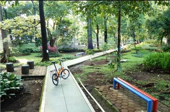 Taman Lansia, 1. Mari Mulai dari Taman Khusus bagi Kalian yang Masih Single, yaitu Taman Jomblo, 2. Tak Seperti Namanya, Taman Lansia ini Tak Hanya Keren Bagi para Senior, Tapi Untuk Siapa Saja, 3. Suka Dengan Fotografi dan Segala Pernak-perniknya? Taman Fotografi Ini Jadi Taman yang Tepat untuk Kalian Semua!, 4. Bagi yang Ingin Menikmati Suasana Taman Sambil Ngeceng, Taman Musik Centrum inilah Tempatnya, 5. Suka Sepakbola? Kunjungi Taman Persib yang Ada di Jalan Supratman, Bandung, 6. Mencari Romantisme Sambil Nonton Film? Jelas Bisa, Karena di Bandung Kini Ada Taman Film, 7. Taman Identik Dengan Bunga, dan Taman Pustaka Bunga Ini Salah Satu yang Paling Keren di Bandung, 8. Merasa Jago Main Skateboard, Atau Sekedar Ingin Belajar dari Ahlinya? Mainlah ke Taman Skateboard, 9. Mungkin Inilah Taman Paling Aman di Bandung, karena Banyak Superhero Nongkrong di Taman Superhero, 10. Taman Balaikota Memang Nggak Pernah Mati Gaya, Apalagi Karena Sekarang Disana Ada Gembok Cinta, 11. Beberapa Bangunan Kuno di Kota Bandung Bisa Kalian Nikmati di Sekitar Taman Vanda, 12. Nggak Hanya Manusia yang Doyan Hangout, Tapi Hewan Juga. Karena Itulah di Bandung Ada Pet Park, 13. Bikin badanmu berotot sambil hangout di Taman Fitness, 14. Lapangan Rumput Sintetis Bukan Hanya Monopoli Lapangan Sepakbola, karena Taman Alun-Alun Bandung Juga Punya. Bahkan Lebih Luas dan Lebih Keren!, 15. Kiara Artha Park, 16. Taman Lalu Lintas Ade Irma Suryani Nasution, 17. Teras Cikapundung, 18. Peta Park, 19. Taman Sejarah Bandung, 20. Taman Cibeunying, 21. Alun-Alun Cicendo, 22. Alun-alun Ujung Berung, 23. Tegallega Lampion Park, 24. Taman Labirin, 25. Taman Gesit, 26. Taman Veteran, 27. Taman Badak, 28. Taman Dewi Sartika, 29. Taman Asia Afrika Bandung