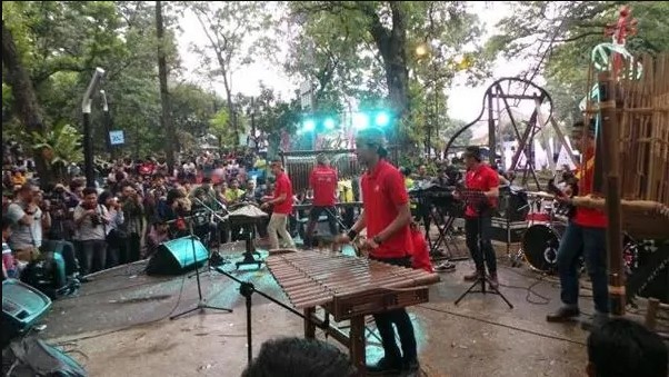 Taman Musik Centrum, 1. Mari Mulai dari Taman Khusus bagi Kalian yang Masih Single, yaitu Taman Jomblo, 2. Tak Seperti Namanya, Taman Lansia ini Tak Hanya Keren Bagi para Senior, Tapi Untuk Siapa Saja, 3. Suka Dengan Fotografi dan Segala Pernak-perniknya? Taman Fotografi Ini Jadi Taman yang Tepat untuk Kalian Semua!, 4. Bagi yang Ingin Menikmati Suasana Taman Sambil Ngeceng, Taman Musik Centrum inilah Tempatnya, 5. Suka Sepakbola? Kunjungi Taman Persib yang Ada di Jalan Supratman, Bandung, 6. Mencari Romantisme Sambil Nonton Film? Jelas Bisa, Karena di Bandung Kini Ada Taman Film, 7. Taman Identik Dengan Bunga, dan Taman Pustaka Bunga Ini Salah Satu yang Paling Keren di Bandung, 8. Merasa Jago Main Skateboard, Atau Sekedar Ingin Belajar dari Ahlinya? Mainlah ke Taman Skateboard, 9. Mungkin Inilah Taman Paling Aman di Bandung, karena Banyak Superhero Nongkrong di Taman Superhero, 10. Taman Balaikota Memang Nggak Pernah Mati Gaya, Apalagi Karena Sekarang Disana Ada Gembok Cinta, 11. Beberapa Bangunan Kuno di Kota Bandung Bisa Kalian Nikmati di Sekitar Taman Vanda, 12. Nggak Hanya Manusia yang Doyan Hangout, Tapi Hewan Juga. Karena Itulah di Bandung Ada Pet Park, 13. Bikin badanmu berotot sambil hangout di Taman Fitness, 14. Lapangan Rumput Sintetis Bukan Hanya Monopoli Lapangan Sepakbola, karena Taman Alun-Alun Bandung Juga Punya. Bahkan Lebih Luas dan Lebih Keren!, 15. Kiara Artha Park, 16. Taman Lalu Lintas Ade Irma Suryani Nasution, 17. Teras Cikapundung, 18. Peta Park, 19. Taman Sejarah Bandung, 20. Taman Cibeunying, 21. Alun-Alun Cicendo, 22. Alun-alun Ujung Berung, 23. Tegallega Lampion Park, 24. Taman Labirin, 25. Taman Gesit, 26. Taman Veteran, 27. Taman Badak, 28. Taman Dewi Sartika, 29. Taman Asia Afrika Bandung