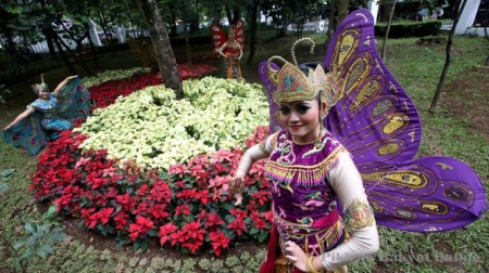 Taman Pustaka Bunga, 1. Mari Mulai dari Taman Khusus bagi Kalian yang Masih Single, yaitu Taman Jomblo, 2. Tak Seperti Namanya, Taman Lansia ini Tak Hanya Keren Bagi para Senior, Tapi Untuk Siapa Saja, 3. Suka Dengan Fotografi dan Segala Pernak-perniknya? Taman Fotografi Ini Jadi Taman yang Tepat untuk Kalian Semua!, 4. Bagi yang Ingin Menikmati Suasana Taman Sambil Ngeceng, Taman Musik Centrum inilah Tempatnya, 5. Suka Sepakbola? Kunjungi Taman Persib yang Ada di Jalan Supratman, Bandung, 6. Mencari Romantisme Sambil Nonton Film? Jelas Bisa, Karena di Bandung Kini Ada Taman Film, 7. Taman Identik Dengan Bunga, dan Taman Pustaka Bunga Ini Salah Satu yang Paling Keren di Bandung, 8. Merasa Jago Main Skateboard, Atau Sekedar Ingin Belajar dari Ahlinya? Mainlah ke Taman Skateboard, 9. Mungkin Inilah Taman Paling Aman di Bandung, karena Banyak Superhero Nongkrong di Taman Superhero, 10. Taman Balaikota Memang Nggak Pernah Mati Gaya, Apalagi Karena Sekarang Disana Ada Gembok Cinta, 11. Beberapa Bangunan Kuno di Kota Bandung Bisa Kalian Nikmati di Sekitar Taman Vanda, 12. Nggak Hanya Manusia yang Doyan Hangout, Tapi Hewan Juga. Karena Itulah di Bandung Ada Pet Park, 13. Bikin badanmu berotot sambil hangout di Taman Fitness, 14. Lapangan Rumput Sintetis Bukan Hanya Monopoli Lapangan Sepakbola, karena Taman Alun-Alun Bandung Juga Punya. Bahkan Lebih Luas dan Lebih Keren!, 15. Kiara Artha Park, 16. Taman Lalu Lintas Ade Irma Suryani Nasution, 17. Teras Cikapundung, 18. Peta Park, 19. Taman Sejarah Bandung, 20. Taman Cibeunying, 21. Alun-Alun Cicendo, 22. Alun-alun Ujung Berung, 23. Tegallega Lampion Park, 24. Taman Labirin, 25. Taman Gesit, 26. Taman Veteran, 27. Taman Badak, 28. Taman Dewi Sartika, 29. Taman Asia Afrika Bandung