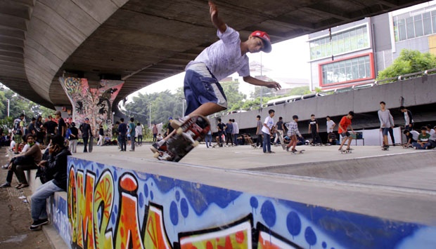 Taman Skateboard via Tempo, 1. Mari Mulai dari Taman Khusus bagi Kalian yang Masih Single, yaitu Taman Jomblo, 2. Tak Seperti Namanya, Taman Lansia ini Tak Hanya Keren Bagi para Senior, Tapi Untuk Siapa Saja, 3. Suka Dengan Fotografi dan Segala Pernak-perniknya? Taman Fotografi Ini Jadi Taman yang Tepat untuk Kalian Semua!, 4. Bagi yang Ingin Menikmati Suasana Taman Sambil Ngeceng, Taman Musik Centrum inilah Tempatnya, 5. Suka Sepakbola? Kunjungi Taman Persib yang Ada di Jalan Supratman, Bandung, 6. Mencari Romantisme Sambil Nonton Film? Jelas Bisa, Karena di Bandung Kini Ada Taman Film, 7. Taman Identik Dengan Bunga, dan Taman Pustaka Bunga Ini Salah Satu yang Paling Keren di Bandung, 8. Merasa Jago Main Skateboard, Atau Sekedar Ingin Belajar dari Ahlinya? Mainlah ke Taman Skateboard, 9. Mungkin Inilah Taman Paling Aman di Bandung, karena Banyak Superhero Nongkrong di Taman Superhero, 10. Taman Balaikota Memang Nggak Pernah Mati Gaya, Apalagi Karena Sekarang Disana Ada Gembok Cinta, 11. Beberapa Bangunan Kuno di Kota Bandung Bisa Kalian Nikmati di Sekitar Taman Vanda, 12. Nggak Hanya Manusia yang Doyan Hangout, Tapi Hewan Juga. Karena Itulah di Bandung Ada Pet Park, 13. Bikin badanmu berotot sambil hangout di Taman Fitness, 14. Lapangan Rumput Sintetis Bukan Hanya Monopoli Lapangan Sepakbola, karena Taman Alun-Alun Bandung Juga Punya. Bahkan Lebih Luas dan Lebih Keren!, 15. Kiara Artha Park, 16. Taman Lalu Lintas Ade Irma Suryani Nasution, 17. Teras Cikapundung, 18. Peta Park, 19. Taman Sejarah Bandung, 20. Taman Cibeunying, 21. Alun-Alun Cicendo, 22. Alun-alun Ujung Berung, 23. Tegallega Lampion Park, 24. Taman Labirin, 25. Taman Gesit, 26. Taman Veteran, 27. Taman Badak, 28. Taman Dewi Sartika, 29. Taman Asia Afrika Bandung