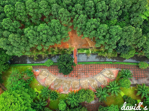 Taman Tebet, 1. Mari mulai dari yang gratisan, yaitu mengikuti tour keliling Jakarta secara gratis!, 2. Mencari harta karun di berbagai pasar di Jakarta, 3. Jika sudah bosan melihat ‘Indonesia’ dari kereta gantung, saatnya menambah wawasan dengan mengunjungi berbagai museum di Taman Mini Indonesia Indah (TMII), 4. Menghabiskan waktu menanti senja di Waduk Pluit. Kalian akan takjub melihat tempat ini sekarang!, 5. Lepaskan penatmu dengan menghirup udara segar di berbagai taman kota yang semakin cantik saja, 6. Lihat Sisi Lain Kota Jakarta dengan Menyusuri Berbagai Kampung Deret-nya yang Keren, 7. Atau Kalian Bisa Melihat Sisi Lain Kota Jakarta Melalui Kampung Percontohan Banjarsari, 8. Mengelilingi Jakarta dengan menggunakan Trans Jakarta a.k.a busway, 9. Atau, Cobalah Melihat Jalanan Jakarta dari Sudut Pandang yang Berbeda. Misalnya Saja Dari Tingkat 2 Bus Tingkat Jakarta City Tour Bus, 10. Kalian Mungkin Tahu Jika Kepulauan Seribu Termasuk dalam Wilayah Jakarta. Tapi, Sudah Pernah Kesana Belum?, 11. Bersenang-senang di car free day: bersepeda, main sepatu roda, atau sekedar ngecengin mereka yang tengah beraktifitas di car free day, 12. Saat Monas Dirasa Sudah Terlalu Imut Untuk Menikmati Jakarta di Ketinggian, Saatnya Untuk Main ke SKYE. Kalian Dapat Melihat Seperti Apa Jakarta dari Ketinggian ±230 Meter!, 13. Jika Udara Jakarta Terlalu Panas Untuk Kalian, Dinginkan Tubuh dengan Menggila di Berbagai Waterboom yang Ada di Berbagai Pelosok Jakarta, 14. Melihat Serunya Air Mancur Menari di Baywalk, Sambil Menikmati Pemandangan Jakarta’s Waterfront, 15. Buktikan Kalimat “Nenek Moyangku Seorang Pelaut” dengan Melihat Langsung Kesibukan di Pelabuhan Sunda Kelapa, 16. Berburu Jejak Rumah Artis di Kawasan Pondok Indah, 17. Akhiri Hari Dengan Mencicipi Es Krim Tertua di Jakarta
