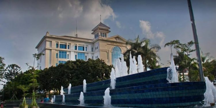 Taman Vanda, 1. Mari Mulai dari Taman Khusus bagi Kalian yang Masih Single, yaitu Taman Jomblo, 2. Tak Seperti Namanya, Taman Lansia ini Tak Hanya Keren Bagi para Senior, Tapi Untuk Siapa Saja, 3. Suka Dengan Fotografi dan Segala Pernak-perniknya? Taman Fotografi Ini Jadi Taman yang Tepat untuk Kalian Semua!, 4. Bagi yang Ingin Menikmati Suasana Taman Sambil Ngeceng, Taman Musik Centrum inilah Tempatnya, 5. Suka Sepakbola? Kunjungi Taman Persib yang Ada di Jalan Supratman, Bandung, 6. Mencari Romantisme Sambil Nonton Film? Jelas Bisa, Karena di Bandung Kini Ada Taman Film, 7. Taman Identik Dengan Bunga, dan Taman Pustaka Bunga Ini Salah Satu yang Paling Keren di Bandung, 8. Merasa Jago Main Skateboard, Atau Sekedar Ingin Belajar dari Ahlinya? Mainlah ke Taman Skateboard, 9. Mungkin Inilah Taman Paling Aman di Bandung, karena Banyak Superhero Nongkrong di Taman Superhero, 10. Taman Balaikota Memang Nggak Pernah Mati Gaya, Apalagi Karena Sekarang Disana Ada Gembok Cinta, 11. Beberapa Bangunan Kuno di Kota Bandung Bisa Kalian Nikmati di Sekitar Taman Vanda, 12. Nggak Hanya Manusia yang Doyan Hangout, Tapi Hewan Juga. Karena Itulah di Bandung Ada Pet Park, 13. Bikin badanmu berotot sambil hangout di Taman Fitness, 14. Lapangan Rumput Sintetis Bukan Hanya Monopoli Lapangan Sepakbola, karena Taman Alun-Alun Bandung Juga Punya. Bahkan Lebih Luas dan Lebih Keren!, 15. Kiara Artha Park, 16. Taman Lalu Lintas Ade Irma Suryani Nasution, 17. Teras Cikapundung, 18. Peta Park, 19. Taman Sejarah Bandung, 20. Taman Cibeunying, 21. Alun-Alun Cicendo, 22. Alun-alun Ujung Berung, 23. Tegallega Lampion Park, 24. Taman Labirin, 25. Taman Gesit, 26. Taman Veteran, 27. Taman Badak, 28. Taman Dewi Sartika, 29. Taman Asia Afrika Bandung