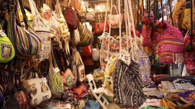 Tas Unik Thailand via Trameatrip, 1. Souvenir Gajah, 2. Kelapa dan Segala Kerajinannya, 3. Segala Sesuatu Bertema Tuk-tuk, 4. Produk Spa, 5. Saus dan Bumbu, 6. Sutra Thailand, 7. Aksesoris Lokal, 8. Celana Muay-Thai, 9. Pakaian Tradisional, 10. Pocket Kulit, 11. Tas Unik Thailand, 12. Porselen Benjarong, Pajangan Keramik Khas Thailand, 13. Payung Kertas, 14. Bantal Segitiga Khas Thailand, 15. Ornamen dan Ukiran dari Kayu, 16. Wadah Anyaman Bambu untuk Tempat Nasi, 17. Perlengkapan Meditasi, 18. Pernak-pernik Unik, 19. Aneka Dekorasi dan Hiasan dari Kulit, 20. Lampu dan Lentera, 21. Permen, 22. Selai Khas Thailand, 23. Manisan Buah, 24. Aneka Cokelat, 25. Keripik Durian, 26. MAMA Tom Yum, 27. Pad Thai Instan, 28. Bento Squid Seafood Snack, 29. Pajangan Dinding Payet Khas Thailand