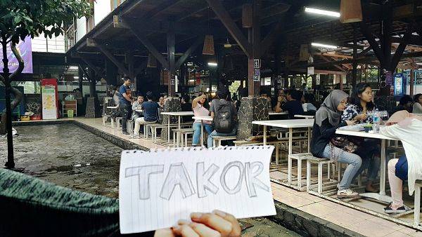Tempat Nongkrong Cozy - tempat di Bandung, 1. Mari Mulai Mengenal Filosofi “Kalau Jodoh Takkan Kemana” dengan Main ke Batu Cinta di Situ Patengan, Pangalengan, 2. Dan, Berkunjunglah ke Gunung Tangkuban Perahu untuk Memahami Filosofi Cinta Lainnya: Kalau Tak Jodoh, Sekuat Apapun Kalian Mencoba, Pasti Takkan Berhasil, 3. Dakilah Gunung Rakutak. Kesulitan Saat Mencapai Puncak Akan Membuat Kalian Melupakan Kesulitan Hidup, 4. Jika Kalian Tak Bisa Terlalu Jauh Dari Pusat Kota, Datang Saja ke Taman Jomblo. Kursinya yang Kecil-kecil akan Menyadarkan Kalian Jika Kalian Bukan Jomblo Terakhir di Muka Bumi, 5. Ketenangan Suasana di Taman Hutan Raya Juanda Akan Mengingatkan Kalian Jika Terkadang Manusia Itu Perlu Sendirian, 6. Pergilah ke Bukit Dago Pakar dan Lihatlah ke Kota Bandung yang Terdapat dibawah. Bayangkan Betapa Banyak Kesulitan yang Mungkin dialami Oleh Mereka Dibawah Sana, dan Kalian Akan Merasa Lebih Baik, 7. Makan di kantin kampus lain, atau setidaknya di tempat nongkrong favorit anak kampus lain