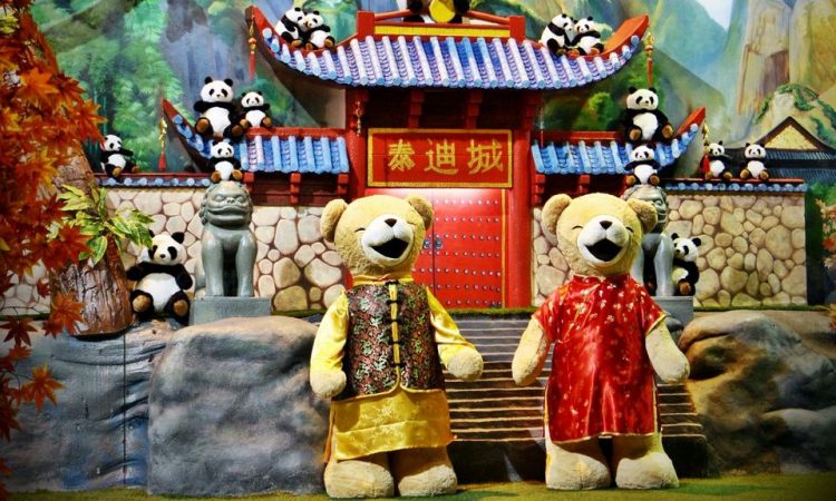 Teddy Bear Museum Pattaya via Livingnomads, 1. Pantai Pattaya, penuh pesona di siang hari dan menggoda iman di malam hari, 2. Pantai Jomtien, cocok bagi pecinta keramaian yang lebih sunyi, 3. Pantai Na Jomtien, pantai populer yang tetap menawarkan privasi, 4. Pantai Naklua, ideal bagi pecinta suasana pantai dan kehidupan di sekitarnya, 5. Pantai Wong Amat, bagi kalian yang ingin santai menikmati matahari, 6. Koh Larn, pulau Coral dengan pantai indah yang jadi surga dunia di Pattaya, 7. Puas bermain di pantai, saatnya mengenal kehidupan di laut Pattaya dengan main ke Underwater World Pattaya, 8. Bosan dengan laut dan suasana pantai? Pattaya Park hadir untuk menyelamatkan hari kalian, 9. Nggak hanya punya pantai dan waterpark, Pattaya juga punya Nong Nooch Tropical Garden & Cultural Village yang terlalu keren untuk dilewatkan, 10. Wat Phra Yai dan patung Buddha berukuran super besarnya, 11. Wat Yansangwararam, kuil yang dipersembahkan untuk Raja Bhumibol Adulyadej, 12. Wat Chaimongkol, kuil megah dengan gaya arsitektur yang eksotis, 13. Walau bukan kuil, Sanctuary of Truth ini juga layak kalian sambangi karena tempat ini mewakili semua unsur filosofi dalam budaya Thailand kuno, 14. Bagi para penantang adrenalin, uji nyali kalian dengan mencoba berbagai petualangan di Flight of the Gibbon, 15. Ripley’s Believe It Or Not, museum yang akan membuat kalian tercengang hingga akhir, 16. Art in Paradise, galeri yang akan menipu mata kalian, 17. Teddy Bear Museum Pattaya, museum untuk pecinta beruang Teddy, 18. Untuk pengalaman wisata bernuansa lokal, mampirlah ke Pattaya Floating Market dan rasakan serunya belanja di pasar terapung, 19. Sebagai pengenalan terhadap dunia malam di Pattaya, mulailah dengan menyusuri Pattaya Walking Street, 20. Melihat Pertunjukan kabaret