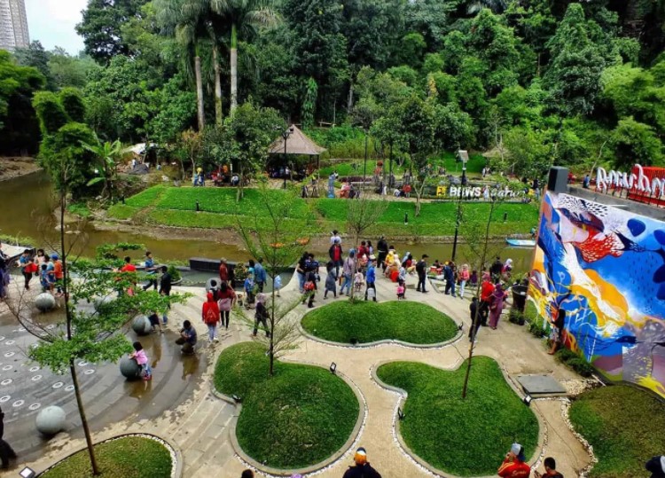 Teras Cikapundung via Berjalanjalan, 1. Mari mulai dari atraksi wisata populer di Bandung yang bisa kalian jajal dengan harga minimalis, bahkan ada yang gratis lho! Misalnya saja aneka taman tematiknya yang keren, 2. Dengan 10 ribu rupiah, kalian bisa mengelilingi kota Bandung sambil bergaya keren di atas Bus Bandros, 3. Salurkan hasratmu jadi koboi dengan naik kuda. Harganya mulai dari 5 ribuan saja lho, 4. Ingin tahu seperti apa suasana pasar terapung? Nggak usah jauh-jauh ke Thailand karena di Bandung pun ada Floating Market, 5. Terkadang, wisata murah bisa begitu dekat dengan bintang. Nggak percaya? Mampir saja ke Observatorium Bosscha yang ada di bilangan Lembang untuk membuktikannya, 6. Walau bukan obyek wisata mayor, Cagar Alam Junghuhn layak untuk dikunjungi oleh kalian yang menghargai jasa para pahlawan, 7. Air terjun Maribaya selalu menjadi favorit bagi mereka yang mencintai suasana alam dengan budget yang ekonomis, 8. Dan, dari Maribaya, kalian bisa langsung menuju Taman Hutan Raya Juanda. Harga tiketnya sama ekonomisnya lho, 9. Untuk melengkapi kunjungan di Taman Hutan Raya Juanda, sekalian saja mampir ke tempat selfie paling populer di Bandung, yaitu Tebing Keraton, 10. Menikmati sejuknya udara Bandung bisa kalian lakukan sambil mengenal ragam fauna di Kebun Binatang Bandung, 11. Area Bandung Selatan juga punya banyak obyek wisata yang menyayangi kantong kalian. Misalnya saja wisata Kawah Putih-nya yang super populer itu, 12. Untuk kalian para pecinta wisata alam dan pengagum nilai-nilai romantisme, Situ Patenggang menjadi tempat yang wajib kalian sambangi di Bandung, 13. Mampirlah ke Pemandian Air Panas Cibolang yang akan menghangatkan tubuh kalian dari gigitan udara dingin di Ciwidey, 14. Cibolang bukan satu-satunya tempat yang dapat menghangatkan tubuh kalian saat dingin. Kunjungi saja Taman Wisata Alam Cimanggu yang juga menawarkan kolam pemandian air panas alami, 15. Atau, mampirlah ke pemandian Air Panas Alami Walini/Rancawalini juga populer di wilayah Ciwidey. Kalian dapat menikmati suasana berendam air panas di tengah perkebunan teh, 16. Wisata di Ciwidey akan semakin lengkap jika kalian berjalan-jalan di tengah Perkebunan Teh Rancabali. Pemandangannya yang indah akan membuat siapapun mendadak suka mengambil foto, 17. Untuk menutup wisata hemat di Bandung, mampirlah ke Pasar Gedebage untuk belanja pakaian second berkualitas bagus. Harganya? Murah meriah!, 18. Balitsa Lembang yang Instagramable, 19. Keindahan Babakan Siliwangi yang bikin mata terpana, 20. Mengintip Dinosaurus di Museum Geologi, 21. Kawah Rengganis yang begitu eksotis, 22. Epic Sunrise di Venue Gantole Cililin, 23. Menikmati pesona alam hijau di Bukit Teletubies, 24. Menikmati pesona alam hijau khas bebukitan di Bukit Jamur, 25. Pesona Curug Bellarosa yang bikin pikiran adem, 26. Epiknya pemandangan di Gunung Nini Pangalengan
