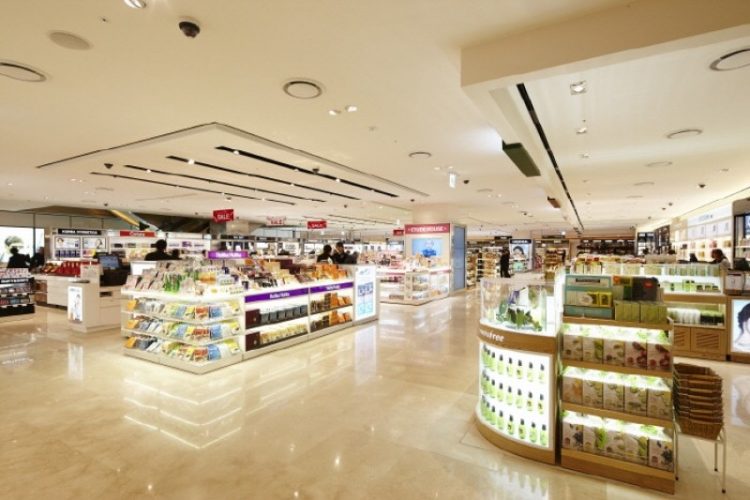 The Shilla Duty Free Shop via Trippose, Mengurus Visa Korea, Transportasi Menuju Seoul, Memilih Penginapan di Seoul, Rekomendasi Tempat Wisata di Seoul, Rekomendasi Tempat Wisata di Seoul Lainnya, Tempat Wisata Belanja di Seoul, Wisata Budaya Tradisional Korea, Destinasi Wisata Tradisional, Tempat Wisata Paling Instagramable di Seoul, Tempat Wisata Paling Palace di Seoul, Museum di Seoul yang Wajib Dikunjungi, Tempat Wisata untuk Pencinta K-Pop di Seoul, Wisata Alam dan Taman di Seoul