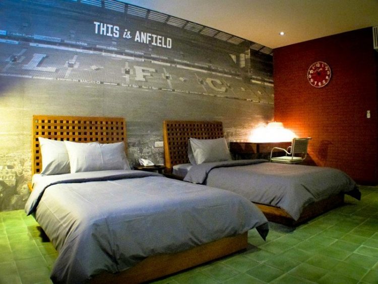 This is Anfield via forum.zamalek, 1. Mari Mulai dari GH Universal, Hotel dengan Arsitektur TERKEREN di Seantero Bandung, 2. Hotel Padma, Hotel dengan View TERINDAH: Menghadap ke Arah Lembah, Cyin!, 3. Stevie G, Hotel dengan Konsep TERUNIK, Khususnya untuk Fans Liverpool, 4. Untuk Pengalaman Berenang yang Memuaskan, Menginaplah di Oasis Siliwangi Boutique Hotel yang Memiliki Kolam Renang TERBAIK Sekelas Waterpark, 5. Trans Luxury Hotel Bandung, Hotel Mewah dengan Fasilitas Hiburan TERLENGKAP, 6. Mencari Hotel dengan View Pedesaan? Menginaplah di Sapu Lidi, Hotel dengan View TER-UDIK se-Bandung Raya., 7. Untuk Liburan Berkesan yang Nggak Bikin Kantong Bolong, Menginap Saja di Cottonwood Bed & Breakfast, Hotel Berbintang TERMURAH dalam Daftar Ini., 8. Last But Not Least, Kalian Dapat Mencicipi Sepenggal Keharuman Sejarah Masa Lalu Bandung dengan Menginap di Savoy Homann, Hotel TERTUA dan Paling Bersejarah dalam Daftar Rekomendasi Ini.