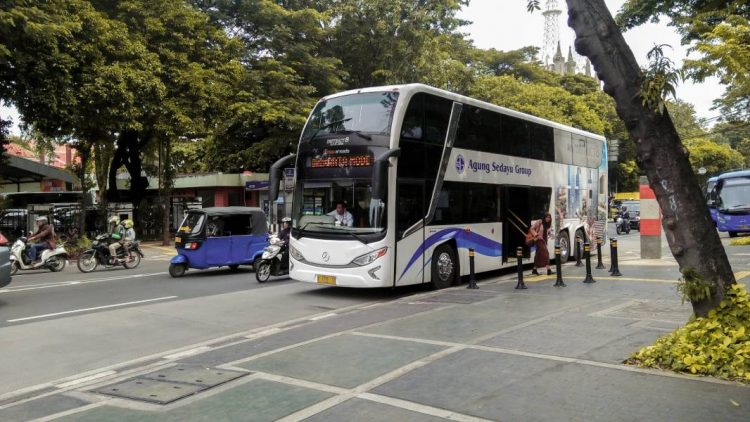 Tour keliling Jakarta Gratis, 1. Mari mulai dari yang gratisan, yaitu mengikuti tour keliling Jakarta secara gratis!, 2. Mencari harta karun di berbagai pasar di Jakarta, 3. Jika sudah bosan melihat ‘Indonesia’ dari kereta gantung, saatnya menambah wawasan dengan mengunjungi berbagai museum di Taman Mini Indonesia Indah (TMII), 4. Menghabiskan waktu menanti senja di Waduk Pluit. Kalian akan takjub melihat tempat ini sekarang!, 5. Lepaskan penatmu dengan menghirup udara segar di berbagai taman kota yang semakin cantik saja, 6. Lihat Sisi Lain Kota Jakarta dengan Menyusuri Berbagai Kampung Deret-nya yang Keren, 7. Atau Kalian Bisa Melihat Sisi Lain Kota Jakarta Melalui Kampung Percontohan Banjarsari, 8. Mengelilingi Jakarta dengan menggunakan Trans Jakarta a.k.a busway, 9. Atau, Cobalah Melihat Jalanan Jakarta dari Sudut Pandang yang Berbeda. Misalnya Saja Dari Tingkat 2 Bus Tingkat Jakarta City Tour Bus, 10. Kalian Mungkin Tahu Jika Kepulauan Seribu Termasuk dalam Wilayah Jakarta. Tapi, Sudah Pernah Kesana Belum?, 11. Bersenang-senang di car free day: bersepeda, main sepatu roda, atau sekedar ngecengin mereka yang tengah beraktifitas di car free day, 12. Saat Monas Dirasa Sudah Terlalu Imut Untuk Menikmati Jakarta di Ketinggian, Saatnya Untuk Main ke SKYE. Kalian Dapat Melihat Seperti Apa Jakarta dari Ketinggian ±230 Meter!, 13. Jika Udara Jakarta Terlalu Panas Untuk Kalian, Dinginkan Tubuh dengan Menggila di Berbagai Waterboom yang Ada di Berbagai Pelosok Jakarta, 14. Melihat Serunya Air Mancur Menari di Baywalk, Sambil Menikmati Pemandangan Jakarta’s Waterfront, 15. Buktikan Kalimat “Nenek Moyangku Seorang Pelaut” dengan Melihat Langsung Kesibukan di Pelabuhan Sunda Kelapa, 16. Berburu Jejak Rumah Artis di Kawasan Pondok Indah, 17. Akhiri Hari Dengan Mencicipi Es Krim Tertua di Jakarta