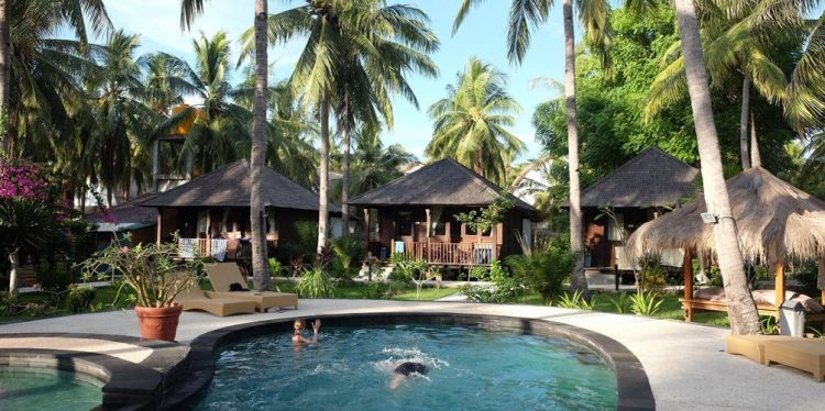 Trawangan Oasis Hotel via hotelsdotcom, 1. Good For Ya Knee Hostel & Bungalows, Akomodasi Murah Meriah Berjarak 5 Menit Jalan Kaki dari Pantai, 2. Budget Kaki Lima Tapi Ingin Akomodasi dengan Privasi Lebih? Angel’s Cottage Jawabannya, 3. Menginap dalam Suasana Eco Friendly yang Ramah Budget Bisa Kalian Dapatkan di Little Woodstock Homestay, 4. Oceane Paradise Bungalow, Cocok Bagi Kalian yang Ingin Menginap Nyaman dengan Harga Hemat, 5. Kalian Juga Dapat Mempertimbangkan Giliano Residence untuk Pilihan Akomodasi Budget nan Nyaman, 6. Ingin Menjauh Sejenak dari Peradaban Modern Tanpa Harus Jauh-jauh dari Pusat Keramaian? Coba Lirik Denaya Lodge, deh!, 7. Gili Bagaz Cottage Hadir Untuk Kalian yang Merindukan Nuansa Etnik Jawa dengan Harga Budget, 8. Walau Rate-nya Terbilang Budget, Fasilitas di Trawangan Oasis Hotel Ini Cukup Lengkap Untuk Memanjakan Wisatawan, 9. Hotel Vila Ombak, 10. Natya Hotel Gili Trawangan, 11. The Trawangan Resort, 12. Pearl of Trawangan, 13. Santorini Beach Resort, 14. Mango Dive & Bungalow