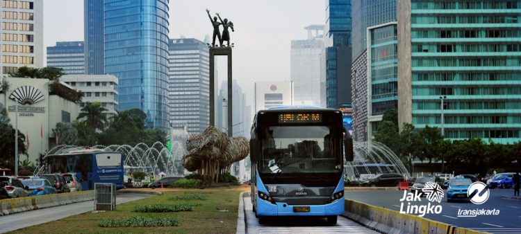 Trans Jakarta, 1. Mari mulai dari yang gratisan, yaitu mengikuti tour keliling Jakarta secara gratis!, 2. Mencari harta karun di berbagai pasar di Jakarta, 3. Jika sudah bosan melihat ‘Indonesia’ dari kereta gantung, saatnya menambah wawasan dengan mengunjungi berbagai museum di Taman Mini Indonesia Indah (TMII), 4. Menghabiskan waktu menanti senja di Waduk Pluit. Kalian akan takjub melihat tempat ini sekarang!, 5. Lepaskan penatmu dengan menghirup udara segar di berbagai taman kota yang semakin cantik saja, 6. Lihat Sisi Lain Kota Jakarta dengan Menyusuri Berbagai Kampung Deret-nya yang Keren, 7. Atau Kalian Bisa Melihat Sisi Lain Kota Jakarta Melalui Kampung Percontohan Banjarsari, 8. Mengelilingi Jakarta dengan menggunakan Trans Jakarta a.k.a busway, 9. Atau, Cobalah Melihat Jalanan Jakarta dari Sudut Pandang yang Berbeda. Misalnya Saja Dari Tingkat 2 Bus Tingkat Jakarta City Tour Bus, 10. Kalian Mungkin Tahu Jika Kepulauan Seribu Termasuk dalam Wilayah Jakarta. Tapi, Sudah Pernah Kesana Belum?, 11. Bersenang-senang di car free day: bersepeda, main sepatu roda, atau sekedar ngecengin mereka yang tengah beraktifitas di car free day, 12. Saat Monas Dirasa Sudah Terlalu Imut Untuk Menikmati Jakarta di Ketinggian, Saatnya Untuk Main ke SKYE. Kalian Dapat Melihat Seperti Apa Jakarta dari Ketinggian ±230 Meter!, 13. Jika Udara Jakarta Terlalu Panas Untuk Kalian, Dinginkan Tubuh dengan Menggila di Berbagai Waterboom yang Ada di Berbagai Pelosok Jakarta, 14. Melihat Serunya Air Mancur Menari di Baywalk, Sambil Menikmati Pemandangan Jakarta’s Waterfront, 15. Buktikan Kalimat “Nenek Moyangku Seorang Pelaut” dengan Melihat Langsung Kesibukan di Pelabuhan Sunda Kelapa, 16. Berburu Jejak Rumah Artis di Kawasan Pondok Indah, 17. Akhiri Hari Dengan Mencicipi Es Krim Tertua di Jakarta