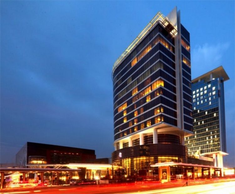 Trans Luxury Hotel Bandung via ticktab, 1. Mari Mulai dari GH Universal, Hotel dengan Arsitektur TERKEREN di Seantero Bandung, 2. Hotel Padma, Hotel dengan View TERINDAH: Menghadap ke Arah Lembah, Cyin!, 3. Stevie G, Hotel dengan Konsep TERUNIK, Khususnya untuk Fans Liverpool, 4. Untuk Pengalaman Berenang yang Memuaskan, Menginaplah di Oasis Siliwangi Boutique Hotel yang Memiliki Kolam Renang TERBAIK Sekelas Waterpark, 5. Trans Luxury Hotel Bandung, Hotel Mewah dengan Fasilitas Hiburan TERLENGKAP, 6. Mencari Hotel dengan View Pedesaan? Menginaplah di Sapu Lidi, Hotel dengan View TER-UDIK se-Bandung Raya., 7. Untuk Liburan Berkesan yang Nggak Bikin Kantong Bolong, Menginap Saja di Cottonwood Bed & Breakfast, Hotel Berbintang TERMURAH dalam Daftar Ini., 8. Last But Not Least, Kalian Dapat Mencicipi Sepenggal Keharuman Sejarah Masa Lalu Bandung dengan Menginap di Savoy Homann, Hotel TERTUA dan Paling Bersejarah dalam Daftar Rekomendasi Ini.
