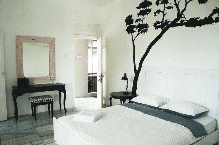 Tree room via Tripadvisor, 1. Mari Mulai dari Sayana Bed &amp; Breakfast, Oase Homey di Tengah Keramaian Bandung , 2. Sisco Bed and Breakfast, “Rumah Kedua” yang Nggak Jauh dari Beberapa Kampus Populer di Bandung, 3. Untuk Akomodasi Hemat di Sekitar Sukajadi, Magnolia Bed &amp; Breakfast Siap Menjamu Kalian dengan Keramahan ala Rumah Sendiri, 4. Rasakan Serunya Punya “Rumah Sendiri” di Kawasan Dago Atas dengan Menginap di Rumah Kiboku Bed &amp; Breakfast, 5. Sedangkan Jika Ingin Merasakan “Punya Rumah Sendiri” di Sekitar Lembang, Rose Chamber Bed &amp; Breakfast Layak Untuk Dijamahi, 6.Summerbird Bed and Brasserie, B&amp;B Konsep Baru yang Keren dan Instagramable Banget! 