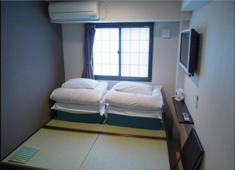 Twin, 1. Mari Mulai dari Matsubaya Ryokan, Budget Ryokan Berjarak Beberapa Menit Jalan Kaki dari Stasiun Kyoto, 2. Untuk Versi yang Lebih Ekonomis di Sekitar Stasiun Kyoto, Guesthouse Berkonsep Ryokan Seperti Budget Inn Layak Untuk Dilirik, 3. Hanaki-ya, Ryokan Ekonomis di Distrik Historis Higashiyama, 4. Tanaka-ya, Budget Ryokan di Miyagawa-cho, Distrik Geisha di Kawasan Higashiyama, 5. Gion Ryokan Q-beh, Ryokan Unik yang Nggak Jauh dari Distrik Gion , 6. Last But Not Least, Ada Capsule Ryokan Untuk Kalian yang Ingin Merasakan Sensasi Menginap di Hotel Kapsul Sekaligus Ryokan