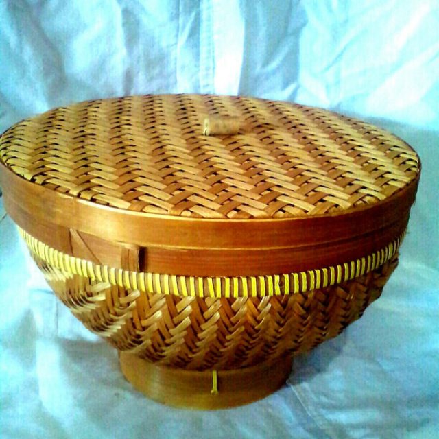 Wadah Anyaman Bambu untuk Tempat Nasi via Lazada, 1. Souvenir Gajah, 2. Kelapa dan Segala Kerajinannya, 3. Segala Sesuatu Bertema Tuk-tuk, 4. Produk Spa, 5. Saus dan Bumbu, 6. Sutra Thailand, 7. Aksesoris Lokal, 8. Celana Muay-Thai, 9. Pakaian Tradisional, 10. Pocket Kulit, 11. Tas Unik Thailand, 12. Porselen Benjarong, Pajangan Keramik Khas Thailand, 13. Payung Kertas, 14. Bantal Segitiga Khas Thailand, 15. Ornamen dan Ukiran dari Kayu, 16. Wadah Anyaman Bambu untuk Tempat Nasi, 17. Perlengkapan Meditasi, 18. Pernak-pernik Unik, 19. Aneka Dekorasi dan Hiasan dari Kulit, 20. Lampu dan Lentera, 21. Permen, 22. Selai Khas Thailand, 23. Manisan Buah, 24. Aneka Cokelat, 25. Keripik Durian, 26. MAMA Tom Yum, 27. Pad Thai Instan, 28. Bento Squid Seafood Snack, 29. Pajangan Dinding Payet Khas Thailand