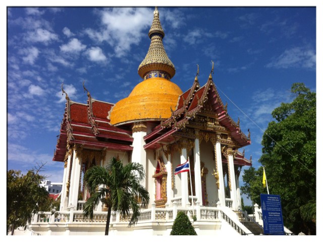 Wat Chaimongkol via Live Journal, 1. Pantai Pattaya, penuh pesona di siang hari dan menggoda iman di malam hari, 2. Pantai Jomtien, cocok bagi pecinta keramaian yang lebih sunyi, 3. Pantai Na Jomtien, pantai populer yang tetap menawarkan privasi, 4. Pantai Naklua, ideal bagi pecinta suasana pantai dan kehidupan di sekitarnya, 5. Pantai Wong Amat, bagi kalian yang ingin santai menikmati matahari, 6. Koh Larn, pulau Coral dengan pantai indah yang jadi surga dunia di Pattaya, 7. Puas bermain di pantai, saatnya mengenal kehidupan di laut Pattaya dengan main ke Underwater World Pattaya, 8. Bosan dengan laut dan suasana pantai? Pattaya Park hadir untuk menyelamatkan hari kalian, 9. Nggak hanya punya pantai dan waterpark, Pattaya juga punya Nong Nooch Tropical Garden & Cultural Village yang terlalu keren untuk dilewatkan, 10. Wat Phra Yai dan patung Buddha berukuran super besarnya, 11. Wat Yansangwararam, kuil yang dipersembahkan untuk Raja Bhumibol Adulyadej, 12. Wat Chaimongkol, kuil megah dengan gaya arsitektur yang eksotis, 13. Walau bukan kuil, Sanctuary of Truth ini juga layak kalian sambangi karena tempat ini mewakili semua unsur filosofi dalam budaya Thailand kuno, 14. Bagi para penantang adrenalin, uji nyali kalian dengan mencoba berbagai petualangan di Flight of the Gibbon, 15. Ripley’s Believe It Or Not, museum yang akan membuat kalian tercengang hingga akhir, 16. Art in Paradise, galeri yang akan menipu mata kalian, 17. Teddy Bear Museum Pattaya, museum untuk pecinta beruang Teddy, 18. Untuk pengalaman wisata bernuansa lokal, mampirlah ke Pattaya Floating Market dan rasakan serunya belanja di pasar terapung, 19. Sebagai pengenalan terhadap dunia malam di Pattaya, mulailah dengan menyusuri Pattaya Walking Street, 20. Melihat Pertunjukan kabaret