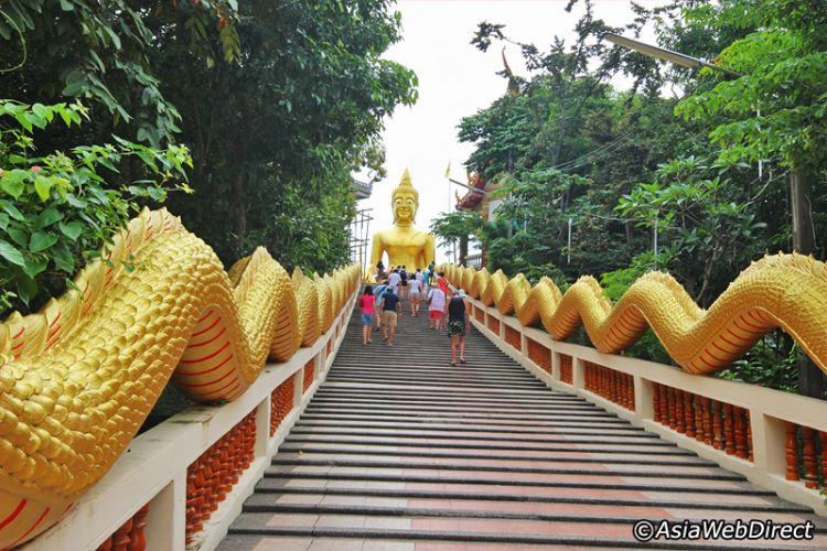 Wat Phra Yai via Asia Web Direct, 1. Pantai Pattaya, penuh pesona di siang hari dan menggoda iman di malam hari, 2. Pantai Jomtien, cocok bagi pecinta keramaian yang lebih sunyi, 3. Pantai Na Jomtien, pantai populer yang tetap menawarkan privasi, 4. Pantai Naklua, ideal bagi pecinta suasana pantai dan kehidupan di sekitarnya, 5. Pantai Wong Amat, bagi kalian yang ingin santai menikmati matahari, 6. Koh Larn, pulau Coral dengan pantai indah yang jadi surga dunia di Pattaya, 7. Puas bermain di pantai, saatnya mengenal kehidupan di laut Pattaya dengan main ke Underwater World Pattaya, 8. Bosan dengan laut dan suasana pantai? Pattaya Park hadir untuk menyelamatkan hari kalian, 9. Nggak hanya punya pantai dan waterpark, Pattaya juga punya Nong Nooch Tropical Garden & Cultural Village yang terlalu keren untuk dilewatkan, 10. Wat Phra Yai dan patung Buddha berukuran super besarnya, 11. Wat Yansangwararam, kuil yang dipersembahkan untuk Raja Bhumibol Adulyadej, 12. Wat Chaimongkol, kuil megah dengan gaya arsitektur yang eksotis, 13. Walau bukan kuil, Sanctuary of Truth ini juga layak kalian sambangi karena tempat ini mewakili semua unsur filosofi dalam budaya Thailand kuno, 14. Bagi para penantang adrenalin, uji nyali kalian dengan mencoba berbagai petualangan di Flight of the Gibbon, 15. Ripley’s Believe It Or Not, museum yang akan membuat kalian tercengang hingga akhir, 16. Art in Paradise, galeri yang akan menipu mata kalian, 17. Teddy Bear Museum Pattaya, museum untuk pecinta beruang Teddy, 18. Untuk pengalaman wisata bernuansa lokal, mampirlah ke Pattaya Floating Market dan rasakan serunya belanja di pasar terapung, 19. Sebagai pengenalan terhadap dunia malam di Pattaya, mulailah dengan menyusuri Pattaya Walking Street, 20. Melihat Pertunjukan kabaret