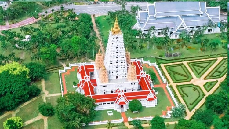 Wat Yansangwararam via Youtube, 1. Pantai Pattaya, penuh pesona di siang hari dan menggoda iman di malam hari, 2. Pantai Jomtien, cocok bagi pecinta keramaian yang lebih sunyi, 3. Pantai Na Jomtien, pantai populer yang tetap menawarkan privasi, 4. Pantai Naklua, ideal bagi pecinta suasana pantai dan kehidupan di sekitarnya, 5. Pantai Wong Amat, bagi kalian yang ingin santai menikmati matahari, 6. Koh Larn, pulau Coral dengan pantai indah yang jadi surga dunia di Pattaya, 7. Puas bermain di pantai, saatnya mengenal kehidupan di laut Pattaya dengan main ke Underwater World Pattaya, 8. Bosan dengan laut dan suasana pantai? Pattaya Park hadir untuk menyelamatkan hari kalian, 9. Nggak hanya punya pantai dan waterpark, Pattaya juga punya Nong Nooch Tropical Garden & Cultural Village yang terlalu keren untuk dilewatkan, 10. Wat Phra Yai dan patung Buddha berukuran super besarnya, 11. Wat Yansangwararam, kuil yang dipersembahkan untuk Raja Bhumibol Adulyadej, 12. Wat Chaimongkol, kuil megah dengan gaya arsitektur yang eksotis, 13. Walau bukan kuil, Sanctuary of Truth ini juga layak kalian sambangi karena tempat ini mewakili semua unsur filosofi dalam budaya Thailand kuno, 14. Bagi para penantang adrenalin, uji nyali kalian dengan mencoba berbagai petualangan di Flight of the Gibbon, 15. Ripley’s Believe It Or Not, museum yang akan membuat kalian tercengang hingga akhir, 16. Art in Paradise, galeri yang akan menipu mata kalian, 17. Teddy Bear Museum Pattaya, museum untuk pecinta beruang Teddy, 18. Untuk pengalaman wisata bernuansa lokal, mampirlah ke Pattaya Floating Market dan rasakan serunya belanja di pasar terapung, 19. Sebagai pengenalan terhadap dunia malam di Pattaya, mulailah dengan menyusuri Pattaya Walking Street, 20. Melihat Pertunjukan kabaret