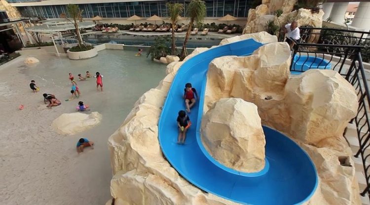 Waterpark The Trans Luxury Hotel via facebook, 1. Mari Mulai dari GH Universal, Hotel dengan Arsitektur TERKEREN di Seantero Bandung, 2. Hotel Padma, Hotel dengan View TERINDAH: Menghadap ke Arah Lembah, Cyin!, 3. Stevie G, Hotel dengan Konsep TERUNIK, Khususnya untuk Fans Liverpool, 4. Untuk Pengalaman Berenang yang Memuaskan, Menginaplah di Oasis Siliwangi Boutique Hotel yang Memiliki Kolam Renang TERBAIK Sekelas Waterpark, 5. Trans Luxury Hotel Bandung, Hotel Mewah dengan Fasilitas Hiburan TERLENGKAP, 6. Mencari Hotel dengan View Pedesaan? Menginaplah di Sapu Lidi, Hotel dengan View TER-UDIK se-Bandung Raya., 7. Untuk Liburan Berkesan yang Nggak Bikin Kantong Bolong, Menginap Saja di Cottonwood Bed & Breakfast, Hotel Berbintang TERMURAH dalam Daftar Ini., 8. Last But Not Least, Kalian Dapat Mencicipi Sepenggal Keharuman Sejarah Masa Lalu Bandung dengan Menginap di Savoy Homann, Hotel TERTUA dan Paling Bersejarah dalam Daftar Rekomendasi Ini.