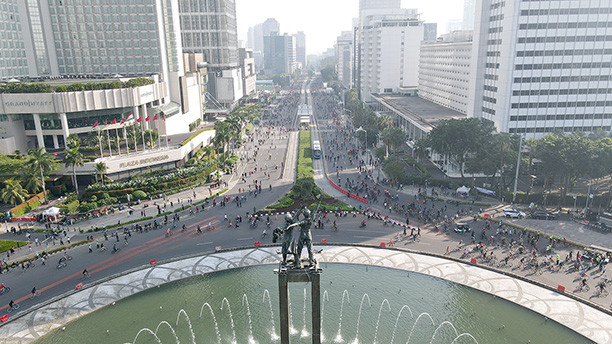 car free day via the Jakarta Post - Ide Liburan Seru di Jakarta, 1. Mari mulai dari yang gratisan, yaitu mengikuti tour keliling Jakarta secara gratis!, 2. Mencari harta karun di berbagai pasar di Jakarta, 3. Jika sudah bosan melihat ‘Indonesia’ dari kereta gantung, saatnya menambah wawasan dengan mengunjungi berbagai museum di Taman Mini Indonesia Indah (TMII), 4. Menghabiskan waktu menanti senja di Waduk Pluit. Kalian akan takjub melihat tempat ini sekarang!, 5. Lepaskan penatmu dengan menghirup udara segar di berbagai taman kota yang semakin cantik saja, 6. Lihat Sisi Lain Kota Jakarta dengan Menyusuri Berbagai Kampung Deret-nya yang Keren, 7. Atau Kalian Bisa Melihat Sisi Lain Kota Jakarta Melalui Kampung Percontohan Banjarsari, 8. Mengelilingi Jakarta dengan menggunakan Trans Jakarta a.k.a busway, 9. Atau, Cobalah Melihat Jalanan Jakarta dari Sudut Pandang yang Berbeda. Misalnya Saja Dari Tingkat 2 Bus Tingkat Jakarta City Tour Bus, 10. Kalian Mungkin Tahu Jika Kepulauan Seribu Termasuk dalam Wilayah Jakarta. Tapi, Sudah Pernah Kesana Belum?, 11. Bersenang-senang di car free day: bersepeda, main sepatu roda, atau sekedar ngecengin mereka yang tengah beraktifitas di car free day, 12. Saat Monas Dirasa Sudah Terlalu Imut Untuk Menikmati Jakarta di Ketinggian, Saatnya Untuk Main ke SKYE. Kalian Dapat Melihat Seperti Apa Jakarta dari Ketinggian ±230 Meter!, 13. Jika Udara Jakarta Terlalu Panas Untuk Kalian, Dinginkan Tubuh dengan Menggila di Berbagai Waterboom yang Ada di Berbagai Pelosok Jakarta, 14. Melihat Serunya Air Mancur Menari di Baywalk, Sambil Menikmati Pemandangan Jakarta’s Waterfront, 15. Buktikan Kalimat “Nenek Moyangku Seorang Pelaut” dengan Melihat Langsung Kesibukan di Pelabuhan Sunda Kelapa, 16. Berburu Jejak Rumah Artis di Kawasan Pondok Indah, 17. Akhiri Hari Dengan Mencicipi Es Krim Tertua di Jakarta