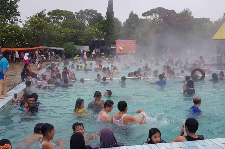 pemandian Air Panas Alami Walini, 1. Mari mulai dari atraksi wisata populer di Bandung yang bisa kalian jajal dengan harga minimalis, bahkan ada yang gratis lho! Misalnya saja aneka taman tematiknya yang keren, 2. Dengan 10 ribu rupiah, kalian bisa mengelilingi kota Bandung sambil bergaya keren di atas Bus Bandros, 3. Salurkan hasratmu jadi koboi dengan naik kuda. Harganya mulai dari 5 ribuan saja lho, 4. Ingin tahu seperti apa suasana pasar terapung? Nggak usah jauh-jauh ke Thailand karena di Bandung pun ada Floating Market, 5. Terkadang, wisata murah bisa begitu dekat dengan bintang. Nggak percaya? Mampir saja ke Observatorium Bosscha yang ada di bilangan Lembang untuk membuktikannya, 6. Walau bukan obyek wisata mayor, Cagar Alam Junghuhn layak untuk dikunjungi oleh kalian yang menghargai jasa para pahlawan, 7. Air terjun Maribaya selalu menjadi favorit bagi mereka yang mencintai suasana alam dengan budget yang ekonomis, 8. Dan, dari Maribaya, kalian bisa langsung menuju Taman Hutan Raya Juanda. Harga tiketnya sama ekonomisnya lho, 9. Untuk melengkapi kunjungan di Taman Hutan Raya Juanda, sekalian saja mampir ke tempat selfie paling populer di Bandung, yaitu Tebing Keraton, 10. Menikmati sejuknya udara Bandung bisa kalian lakukan sambil mengenal ragam fauna di Kebun Binatang Bandung, 11. Area Bandung Selatan juga punya banyak obyek wisata yang menyayangi kantong kalian. Misalnya saja wisata Kawah Putih-nya yang super populer itu, 12. Untuk kalian para pecinta wisata alam dan pengagum nilai-nilai romantisme, Situ Patenggang menjadi tempat yang wajib kalian sambangi di Bandung, 13. Mampirlah ke Pemandian Air Panas Cibolang yang akan menghangatkan tubuh kalian dari gigitan udara dingin di Ciwidey, 14. Cibolang bukan satu-satunya tempat yang dapat menghangatkan tubuh kalian saat dingin. Kunjungi saja Taman Wisata Alam Cimanggu yang juga menawarkan kolam pemandian air panas alami, 15. Atau, mampirlah ke pemandian Air Panas Alami Walini/Rancawalini juga populer di wilayah Ciwidey. Kalian dapat menikmati suasana berendam air panas di tengah perkebunan teh, 16. Wisata di Ciwidey akan semakin lengkap jika kalian berjalan-jalan di tengah Perkebunan Teh Rancabali. Pemandangannya yang indah akan membuat siapapun mendadak suka mengambil foto, 17. Untuk menutup wisata hemat di Bandung, mampirlah ke Pasar Gedebage untuk belanja pakaian second berkualitas bagus. Harganya? Murah meriah!, 18. Balitsa Lembang yang Instagramable, 19. Keindahan Babakan Siliwangi yang bikin mata terpana, 20. Mengintip Dinosaurus di Museum Geologi, 21. Kawah Rengganis yang begitu eksotis, 22. Epic Sunrise di Venue Gantole Cililin, 23. Menikmati pesona alam hijau di Bukit Teletubies, 24. Menikmati pesona alam hijau khas bebukitan di Bukit Jamur, 25. Pesona Curug Bellarosa yang bikin pikiran adem, 26. Epiknya pemandangan di Gunung Nini Pangalengan