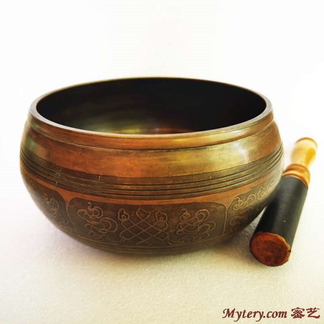 singing bowl via Mystery, 1. Souvenir Gajah, 2. Kelapa dan Segala Kerajinannya, 3. Segala Sesuatu Bertema Tuk-tuk, 4. Produk Spa, 5. Saus dan Bumbu, 6. Sutra Thailand, 7. Aksesoris Lokal, 8. Celana Muay-Thai, 9. Pakaian Tradisional, 10. Pocket Kulit, 11. Tas Unik Thailand, 12. Porselen Benjarong, Pajangan Keramik Khas Thailand, 13. Payung Kertas, 14. Bantal Segitiga Khas Thailand, 15. Ornamen dan Ukiran dari Kayu, 16. Wadah Anyaman Bambu untuk Tempat Nasi, 17. Perlengkapan Meditasi, 18. Pernak-pernik Unik, 19. Aneka Dekorasi dan Hiasan dari Kulit, 20. Lampu dan Lentera, 21. Permen, 22. Selai Khas Thailand, 23. Manisan Buah, 24. Aneka Cokelat, 25. Keripik Durian, 26. MAMA Tom Yum, 27. Pad Thai Instan, 28. Bento Squid Seafood Snack, 29. Pajangan Dinding Payet Khas Thailand