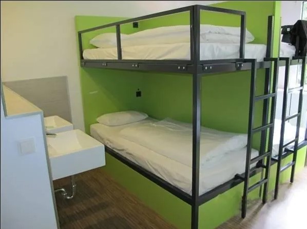 1 Ranjang di Asrama 4 Ranjang (Campur) via Tripadvisor, 1. Sendiri Atau Keluarga, Perokok atau Bukan, B&amp;B Hotel Frankfurt City-Ost Menyediakan Akomodasi Untuk Semua Orang!, 2. United Hostel Frankfurt City Center Ini Terkenal Sebagai Penginapan Favorit Para Backpackers Muda Dunia., 3. Bagi Kamu yang Penuh Semangat, Meininger Hotel Frankfurt Main Messe Sepertinya Keren dan Cozy!, 4. Asyiknya Merilekskan Diri dengan Berbagai Layanan Spa di Savoy Hotel, 5. Nggak Perlu Pusing Mikirin Transport Kalau Menginapnya di Comfort Hotel Frankfurt City Center yang Super Strategis, 6. Pura-Pura Punya Rumah Sendiri di Germany dengan Menginap di Villa Orchard Frankfurt yang Nyaman, 7. Penuh Kejutan di Setiap Ruang Clarion Collection Hotel yang Berfasilitas Lengkap, 8. Malas Perjalanan Jauh dari Bandara? Park Inn by Radisson Frankfurt Airport Hotel Sebagai Solusinya!, 9. Ada Lagi Nih Smart Stay Hotel Frankfurt yang Merupakan Cara Pintar untuk Menghemat Budget