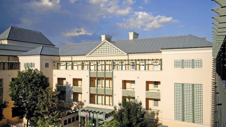 Adagio Marne La Vallee Val d’Europe Aparthotel, via agoda, 1. Kyriad Disneyland Resort Paris, Salah Satu Hotel Partner Disneyland Paris yang Rate-nya Kerap Diobral Abis!, 2. Walau Nggak Sepenuhnya Berbentuk Hotel, Sejours et Affaires Rive Gauche Aparthotel Ini Cukup Layak Untuk Dipertimbangkan, 3. Satu Lagi Hotel Partner Disneyland Paris yang Perlu Dipertimbangkan, yaitu Adagio Marne La Vallée Val d’Europe Aparthotel, 4. Hipark Residence Serris Val d’Europe, Apartemen Keren yang Rate-nya Masih Dibawah 1 Juta, 5. Alternatif Lainnya, Kalian Bisa Melirik Residhome Val d’Europe Yang Juga Ada di Sekitar Disneyland Paris, 6. Walau Nggak Dekat-Dekat Amat dengan Disneyland Paris, Ibis Budget Marne la Vallée Layak Dilirik Karena Rate-nya yang Asyik Banget