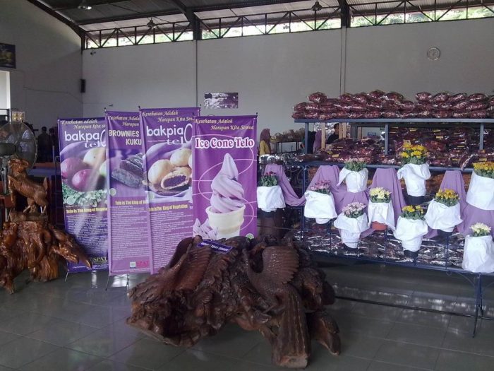 Aneka Olahan Telo di Republik Telo, 1. Apel Malang, 2. Sari apel, 3. Aneka Keripik Buah, 4. Keripik Tempe, 5. Keripik Ceker, 6. Keripik Kentang Macan, 7. Aneka Olahan Telo di Republik Telo, 8. Pia Mangkok, 9. Malang Strudel, 10. Ledre Pisang Bangka, 11. Madu Klanceng, 12. Kaos dan Souvenir Khas Malang, 13. Keramik Dinoyo, 14. Frozen Bakso, 15. Bakpao Sayang, 16. ASIX Cake, 17. Makobu Cake (Tutup Permanen), 18. Queen Apple (Tutup Permanen), 19. Puthu Lanang Celaket, 20. Jenang Apel, 21. Onde-Onde Depot HTS, 22. Carang Mas, 23. Cokelat Tempe, 24. Keripik Singkong Cap Lumba-Lumba, 25. Batik Topeng Malangan, 26. Petis Udang, 27. Onde-Onde Wijen, 28. Putu Lanang, 29. Makaroni Pedas, 30. Kopi Robusta Dampit Malang