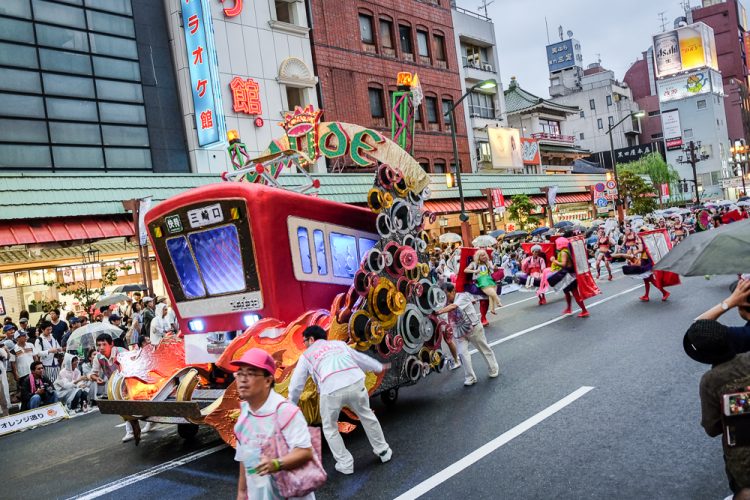 Asakusa Samba Carnival via Japanallower, Mari mulai dengan menikmati mekarnya bunga Sakura di musim semi, Larut dalam lautan warna-warni musim gugur di Jepang, Mengenal musim liburan di Jepang, Cerita tentang tsuyu dan taifun