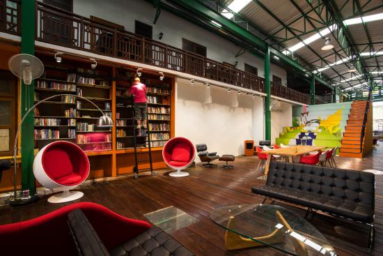 Area Publik Yodsiam Hostel via Tripadvisor