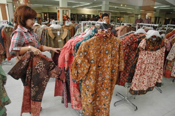 Baju Batik Surabaya, 1. Almond Crispy Cheese, Oleh-oleh khas Surabaya, 2. Spikoe, 3. Belinjo Udang (Blidang), Khas Surabaya, 4. Keripik Buah Kane-Kane, 5. Pohong Tata, Oleh-oleh Khas Surabaya, 6. Kue Lapis Surabaya, 7. Sambal Bu Rudy Khas Surabaya, 8. Kue Mente, Produk Khas Surabaya, 9. Suoklat, Jajanan Khas Surabaya, 10. Kaos Cak Cuk, Asli Surabaya, 11. Kerupuk Ikan Kenjeran, 12. Kue Bikang Peneleh, 13. Fruit Cake Glory, 14. Sambal Cuk, 15. Abon Sapi Padmosusastro, 16. Bebek Djangkep, 17. Surabaya Snowcake, 18. Rambak Sapi, 19. Oseng Tuna Asap, 20. Kopi Bandrek, Oleh-oleh Khas Surabaya, 21. Bandeng Asap, 22. Siropen Telasih, 23. Krupuk Udang Lobster, 24. GunaGuna Snack, 25. Bunarendang, 26. Jenang dan Sirup Mangrove, 27. Bolu Joeang Surabaya , 28. Dawet Blauran , 29. Baju Batik Surabaya, 30. Sepatu Khas Wedoro, 31. Vallens Cake Surabaya, 32. Bandang Asap
