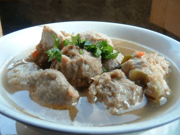 Bakso Lembu Medan, 1. Lontong Medan, 2. Mie Gomak, 3. Sate Padang Medan , 4. Mie Aceh Medan, 5. Soto Medan, 6. Bihun Bebek, 7. Bakso Lembu Medan, 8. Es Krim Tip Top, 9. Kari Bihun Tabona, 10. Rujak Kolam Medan, 11. Teh Susu Telur, 12. Kwetiau Ateng, 13. Kolak Durian, 14. Saksang, 15. Babi Panggang Karo, 16. Daun Singkong Tumbuk, 17. Bika Ambon, 18. Durian Medan, 19. Ikan Teri Medan, 20. Lemang Medan , 21. Sate Kerang, 22. Kacang Sihobuk, 23. Kue Ombus-ombus, 24. Kopi Sidikalang, 25. Sirup Markisa