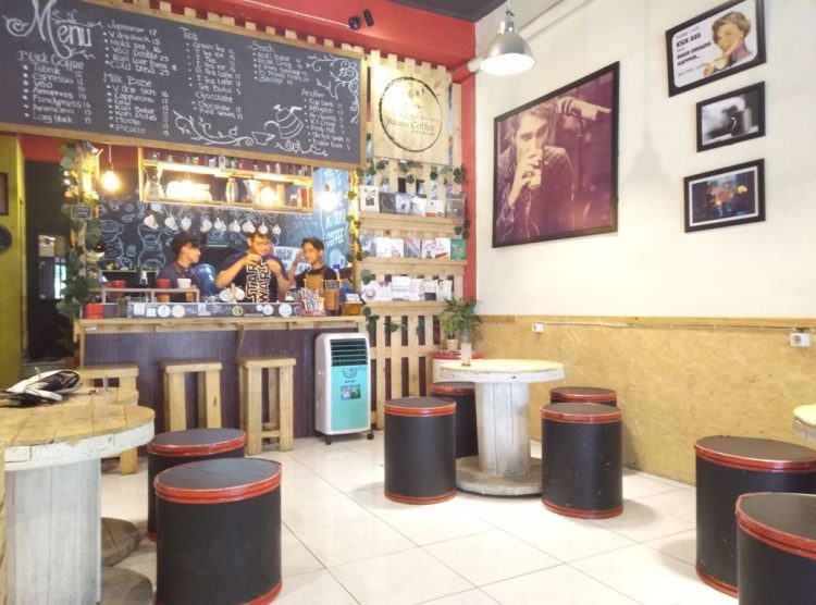 Baraya Coffee - Tempat Ngopi di Bandung, 1. One Eighty Coffee and Music, 2. Warung Kopi Purnama, 3. Sejiwa, 4. Armor Kopi, 5. Noah’s Barn, 6. Dakken Restaurant, 7. yumaju coffee, 8. Bober Cafe, 9. Lacamera Coffee , 10. Two Cents Coffee, 11. Kopi Anjis, 12. Ngopi Doeloe Burangrang , 13. Blue Doors , 14. Two Hands Full, 15. Cups Coffee & Kitchen, 16. Kopi Selasar Sunaryo, 17. Kopi Ireng, 18. Kedai Kopi 170, 19. Caffe Bene, 20. Warung Kopi Modjok, 21. Roemah Kopi, 22. Eugene the Goat , 23. Fortunate Coffee, 24. Jack Runner Roastery, 25. Yellow Truck Coffee, 26. Kinokimi Coffee, 27. Poffstory Coffee Brewer, 28. Baraya Coffee