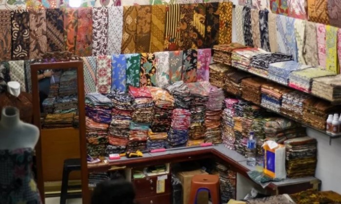 Batik Jogja via Bukalapak, 1. Bakpia Jogja, 2. Yangko, 3. Geplak, 4. Gudeg Jogja, 5. Coklat Monggo, 6. Salak Pondoh, 7. Tiwul Yu Tum, 8. Jadah Tempe Mbah Carik, 9. Tasuba (Tahu Susu Bakso) Jogja, 10. Belalang Goreng (Walang Goreng), 11. Keripik Belut Jogja, 12. Seafood Olahan Jogja, 13. Peyek Mbok Tumpuk, 14. Batik Jogja, 15. Kerajinan Perak Jogja, 16. Blangkon, 17. Brownies Ubi Ungu, 18. Keripik Tempe Sagu, 19. Jogja Scrummy, 20. Gudeg Kaleng, 21. Gerabah Kasongan, 22. Kaos Dagadu, 23. Kue Mochi, 24. Keripik Welut, 25. Wayang, 26. Kerajinan Kulit, 27. Aksesoris Khas Jogja, 28. Tas Dowa, 29. Bakpia Princess Cake, 30. Wedang Uwuh, 31. Geblek Kulonprogo, 32. Tas Rotan, 33. Kopi Merapi, 1. Naturalan, 2. Kaloka Pottery, 3. Toko Barang Bareng, 4. Dowa Bag And Factory, 6. Mamahke Jogja