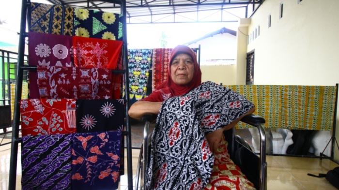 Batik Medan via Tribunnews, 1. Bika Ambon, 2. Bolu Meranti Medan, 3. Pancake Durian Medan, 4. Durian Ucok, 5. Kain Ulos, 6. Sirup Buah Markisa Khas Medan, 7. Teri Medan, 8. Kopi Sidikalang Medan, 9. Kacang Sihobuk, 10. Manisan Jambu, 11. Medan Napoleon, 12. Risol Spesial Gogo, 13. Pia Tamiang, 14. Tempe Medan, 15. Ikan Sale Medan, 16. Lemang, 17. Roti Ganda Medan, 18. Kaos Medan, 19. Batik Medan, 20. Sate Kerang Rahmat Toha, 21. Dolung-dolung Parapat, 22. Bolu Toba, 23. Rujak Brayan Khas Medan, 24. Popia Yoserizal Khas Medan, 25. Lapis Legit Medan