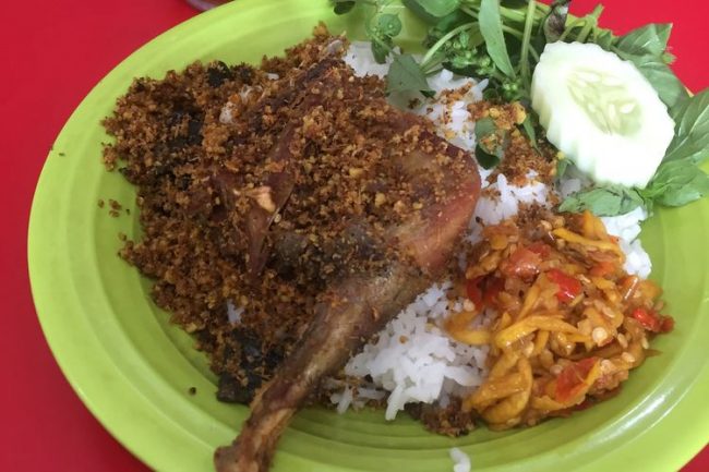 Bebek Goreng Sinjay via Kompas, 1. Nasi Goreng Jancuk, 2. Sego Sambel Khas Surabaya, 3. Nasi Cumi Nikmat Surabaya, 4. Nasi Campur Tambak Bayan, 5. Nasi Empal Pengampon, 6. Nasi Krawu Surabaya, 7. Rujak Cingur Khas Surabaya, 8. Tahu Tek Surabaya, 9. Pecel Semanggi, 10. Sate Klopo, 11. Sate Lisidu, 12. Sate Karak, 13. Lontong Kupang, 14. Lontong Balap Paling Enak, 15. Mie Akhirat Kota SBY, 16. Mie Pecun, 17. Bebek Mercon, 18. Bebek Palupi, 19. Bebek Goreng Sinjay, 20. Bebek Tugu Pahlawan, 21. Rawon Kalkulator Taman Bungkul, 22. Rawon Setan Khas Surabaya, 23. Belut Spesial Khas Surabaya, 24. Soto Lamongan Cak Har, 25. Kepiting Cak Gundul, 26. Tahu Campur , 27. Surabaya Snowcake , 28. Almond Crispy Cheese, 29. Es Krim Zangrandi , 30. Soto Gubeng, 31. Pohong Tata, 32. Lapis Surabaya, 33. Sirup Bogem Mangrove